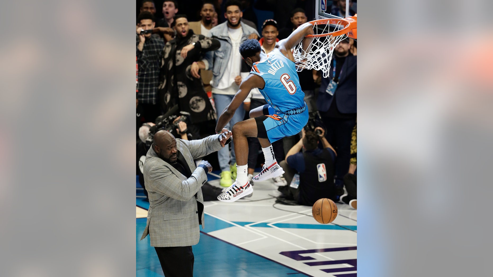 Oklahoma City's Diallo leaps over Shaq to win dunk contest | Fox News