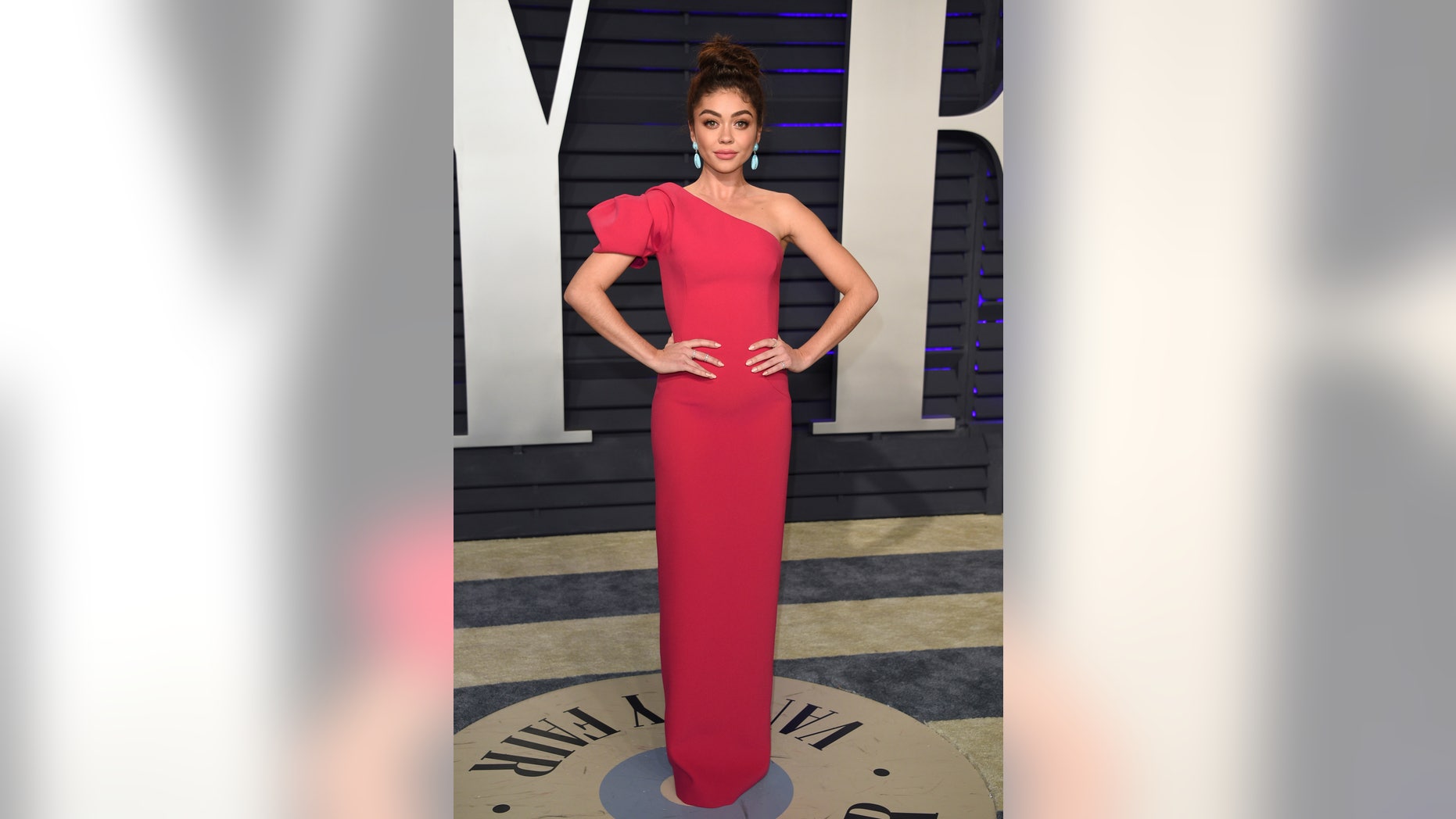 Sara Highland arrives at the Oscar Party for a vanity fair.