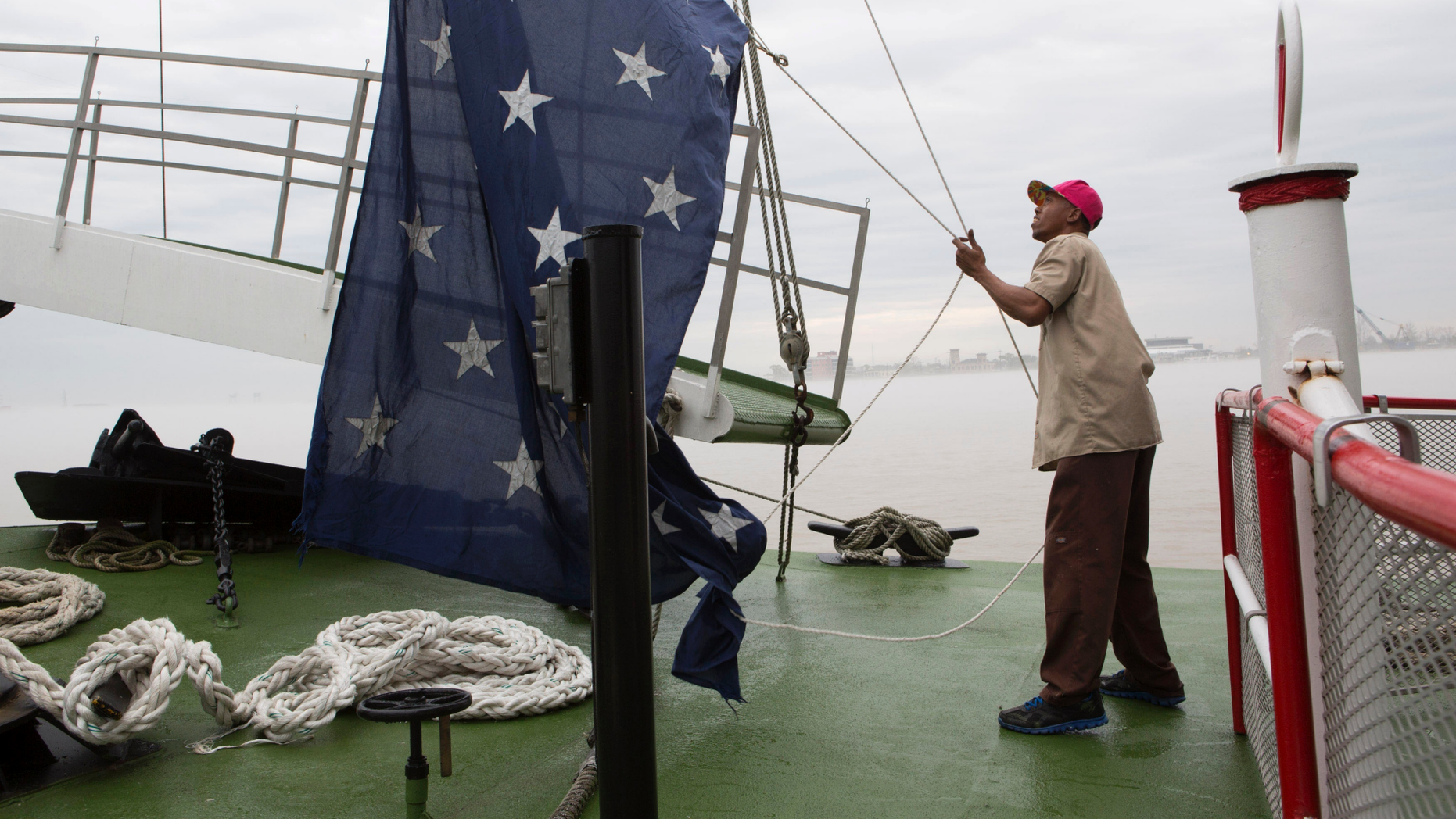 DOSSIER - In this archival photo of March 15, 2015, Dwayne McCornick, a deckhand on the Natchez steamship for 16 years, raises the Union Jack naval flag on the Mississippi River to Nova Scotia. Orleans. After nearly 17 years, US Navy warships will regain control of the Union Jack, replacing the first navy ship sent as a result of the September 11 attacks.
Chief of Naval Operations Admiral John Richardson issued an order on Thursday, February 21, 2019, requesting that the blue banner with 50 white stars return on June 4 to commemorate the Battle of Midway from the Second World War. The current maritime flag, the First Navy Jack, had red and white bands with a rattlesnake and the words "Do not walk on me". (AP Photo / Samantha Kaplan, File)