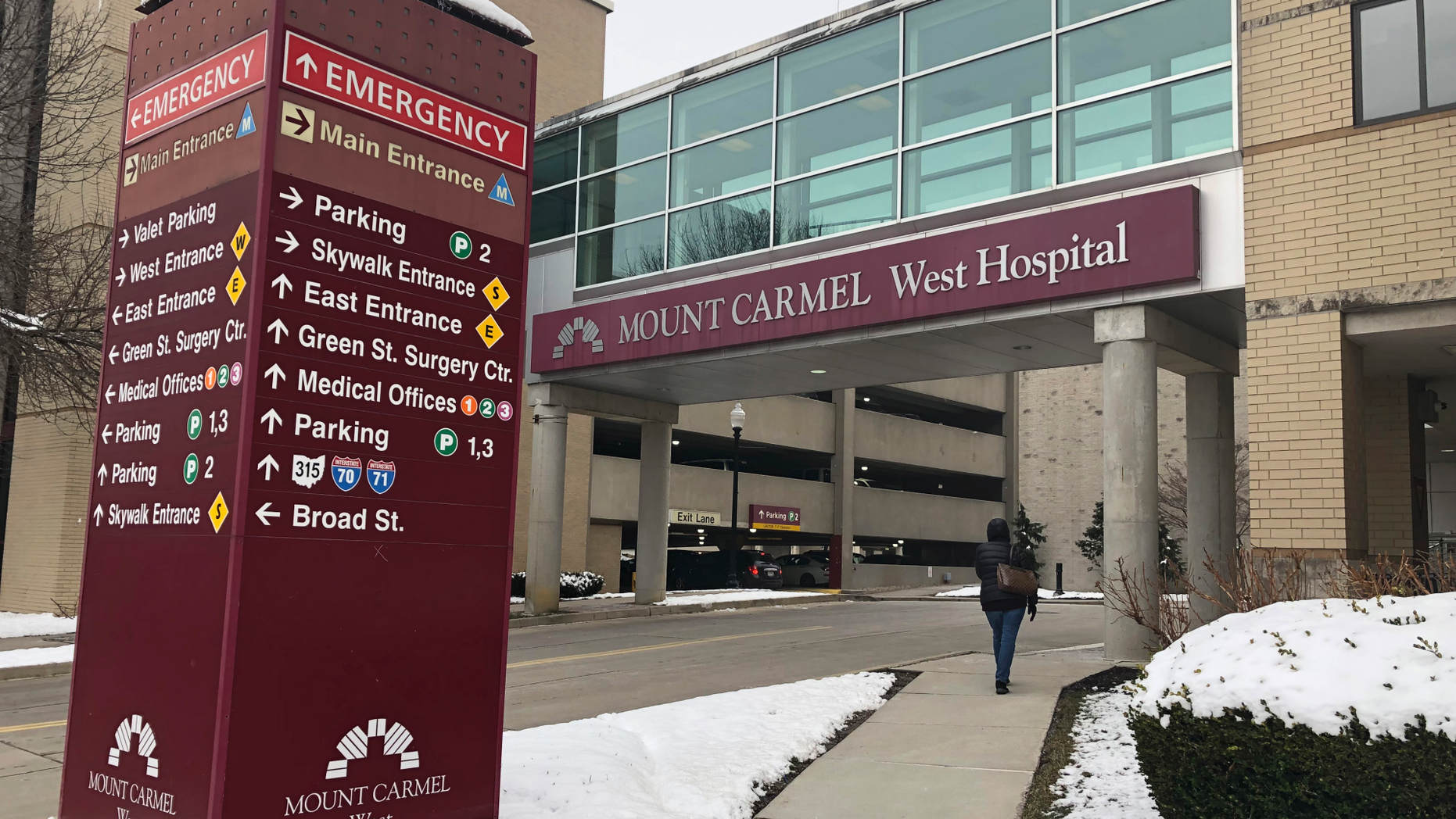 DOSSIER - In this archive photo from January 15, 2019, the main entrance of Mount Carmel West Hospital is shown in Columbus, Ohio. The Ohio hospital system has investigated a doctor accused of prescribing overdoses of painkillers to dozens of patients, which means that five people may have been given excessive doses so that it was still possible to improve their treatment conditions. Mount Carmel Health System, located in the Columbus area, announced Friday, Feb. 22 that it was notifying the families of these patients. (AP Photo / Andrew Welsh Huggins, File)