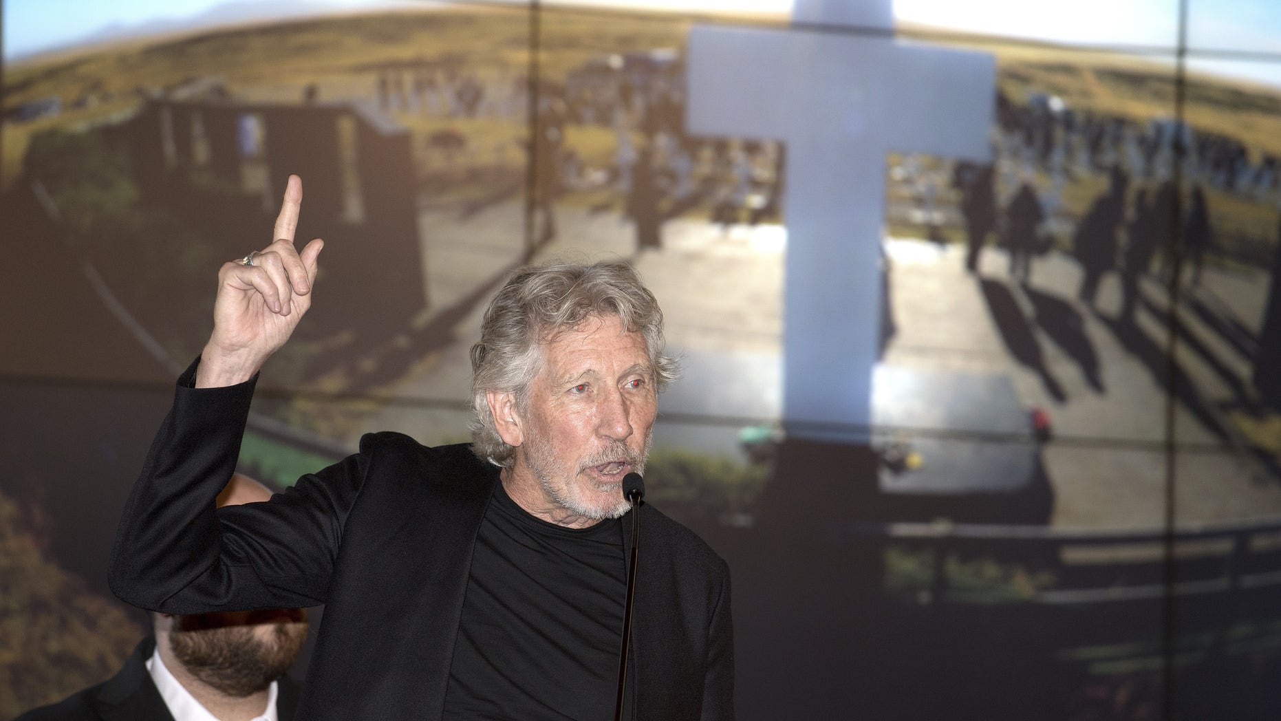 Roger Waters pleads with Maroon 5 to kneel in solidarity with Colin Kaepernick during Super Bowl Halftime Show