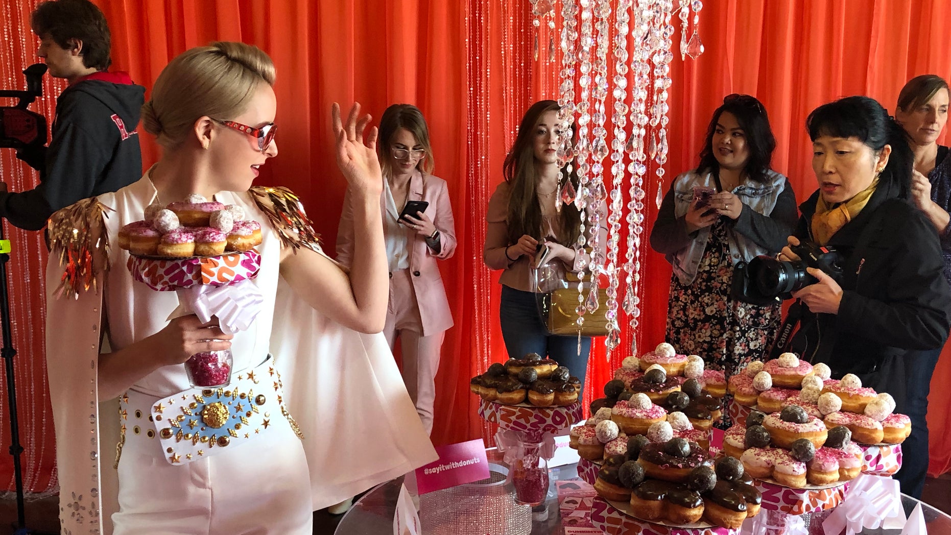 Dunkin' embellished out a matrimony chapel in las Vegas Wednesday afternoon to offer coffee lovers a possibility to get married surrounded by their favorite treats -- and a doughnut bouquet.