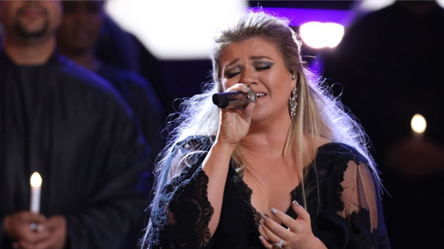 Kelly Clarkson stunned the crowd with her "Shallow" rendition at her concert in Green Bay, Wisconsin.
