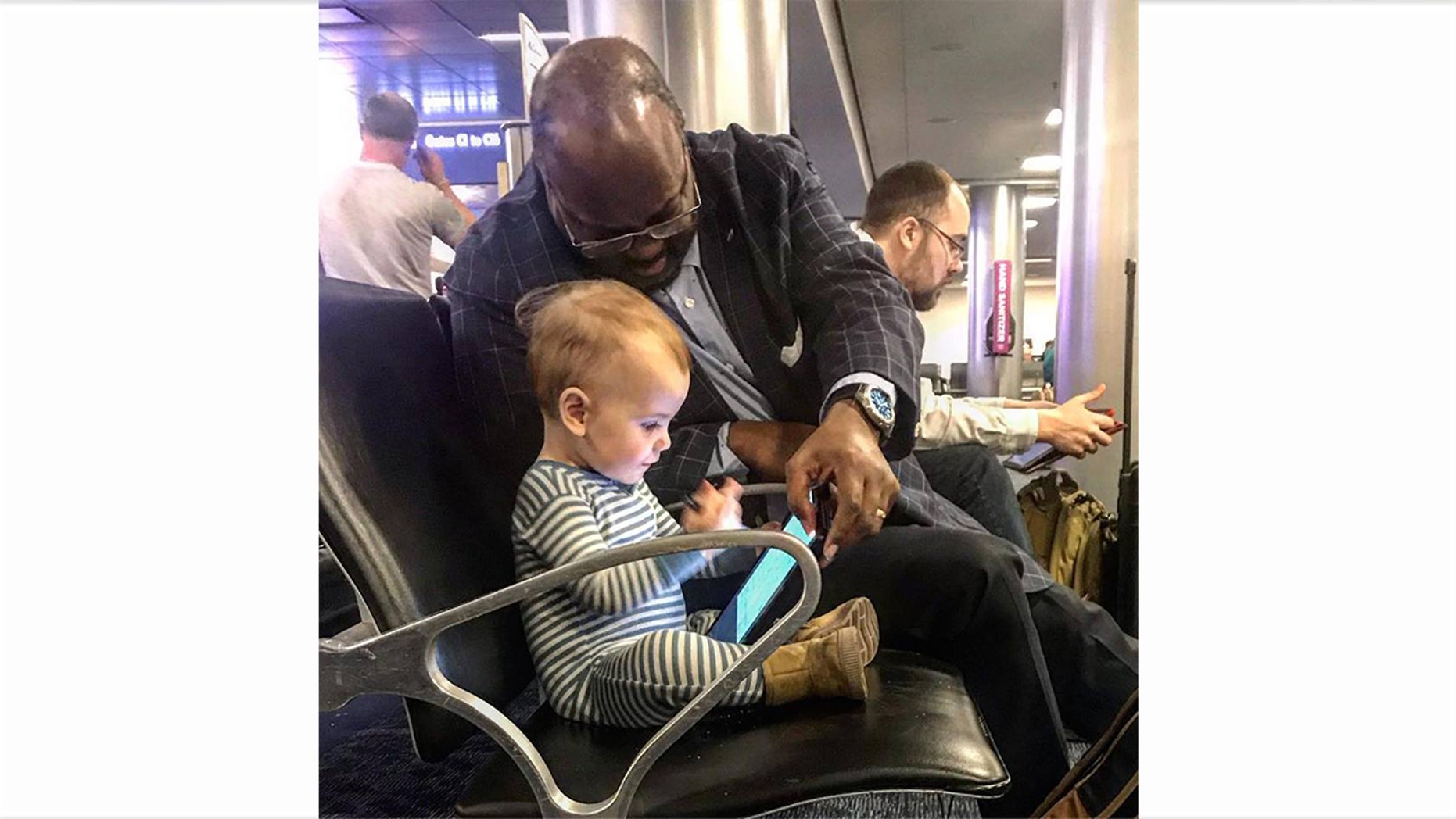 Photo of toddler, stranger bonding in airport goes viral
