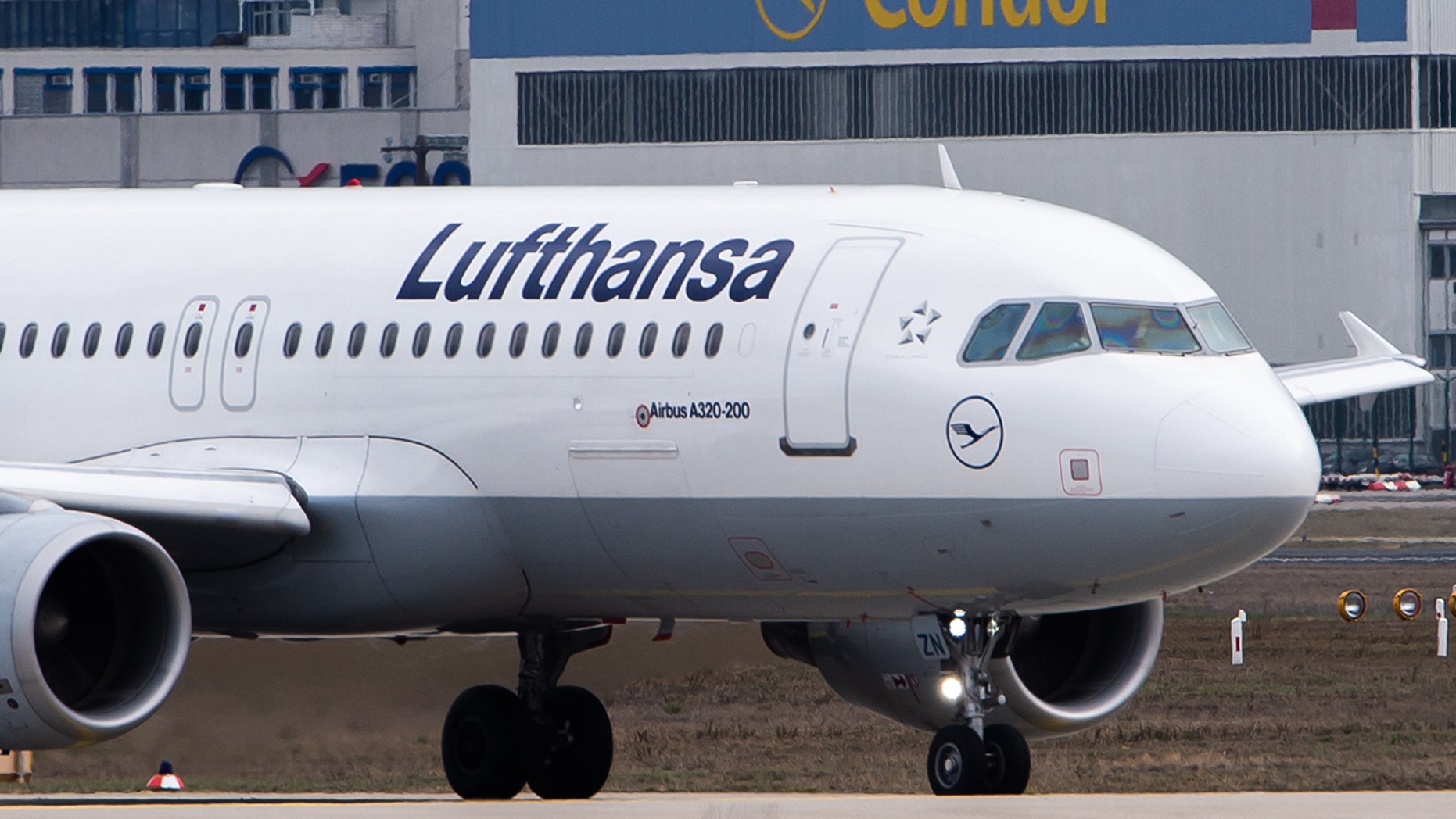 Lufthansa sues passenger who missed his flight Lufthansa sues passenger who missed his flight