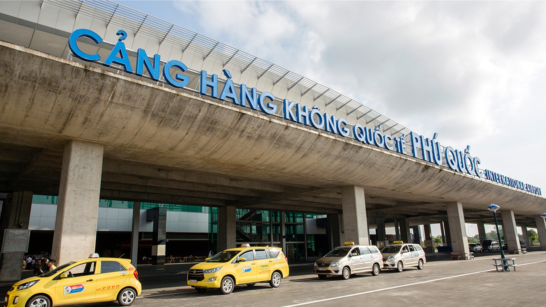 Federal officials say Vietnam is now meeting international standards for aviation safety, a decision that will let the country's airlines fly to the United States and work with U.S. airlines.<br>