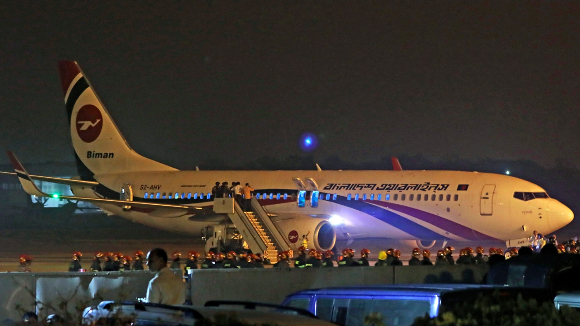 Der von Bangladesch durchgeführte Flug von Biman Bangladesh Airlines ist nach einer Notlandung am Flughafen Chittagong in Bangladesch am Sonntag 24, Februar 2019, sichtbar.