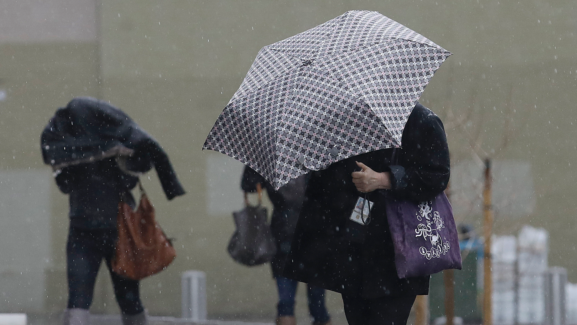 Women walk in the rain towards a federal court building in San Francisco on Monday, February 25, 2019. A violent winter storm will blow beyond 160 km / h and should make up to 2 , 4 meters Snow accumulated Monday in the Sierra Nevada on the west coast, overturning trucks, causing power outages and temporarily closing the main road near Reno. (AP Photo / Jeff Chiu)