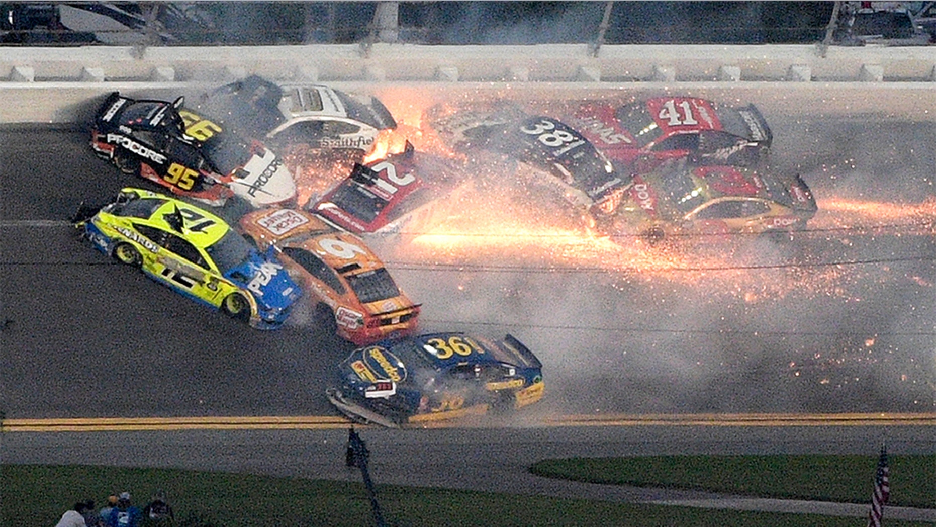 Matt DiBenedetto (95), Ryan Blaney (12), Matt Tifft (36), Aric Almirola (10), Paul Menard (21), Ryan Newman (6), David Ragan (38), Daniel Suarez (41) and Austin Dillon . (3) collide between rounds 3 and 4 during the NASCAR Daytona 500 car race at Daytona International Speedway Sunday in Daytona Beach, Florida. (Photo AP / Phelan M. Ebenhack)