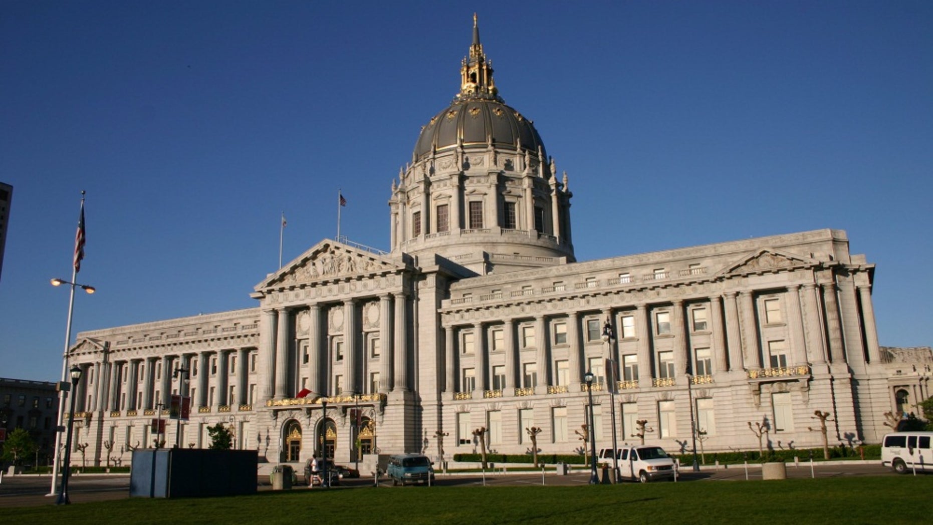 A crowd of 4 held a pro-Trump, pro-wall rally on the steps of San Francisco’s City Hall on Monday.