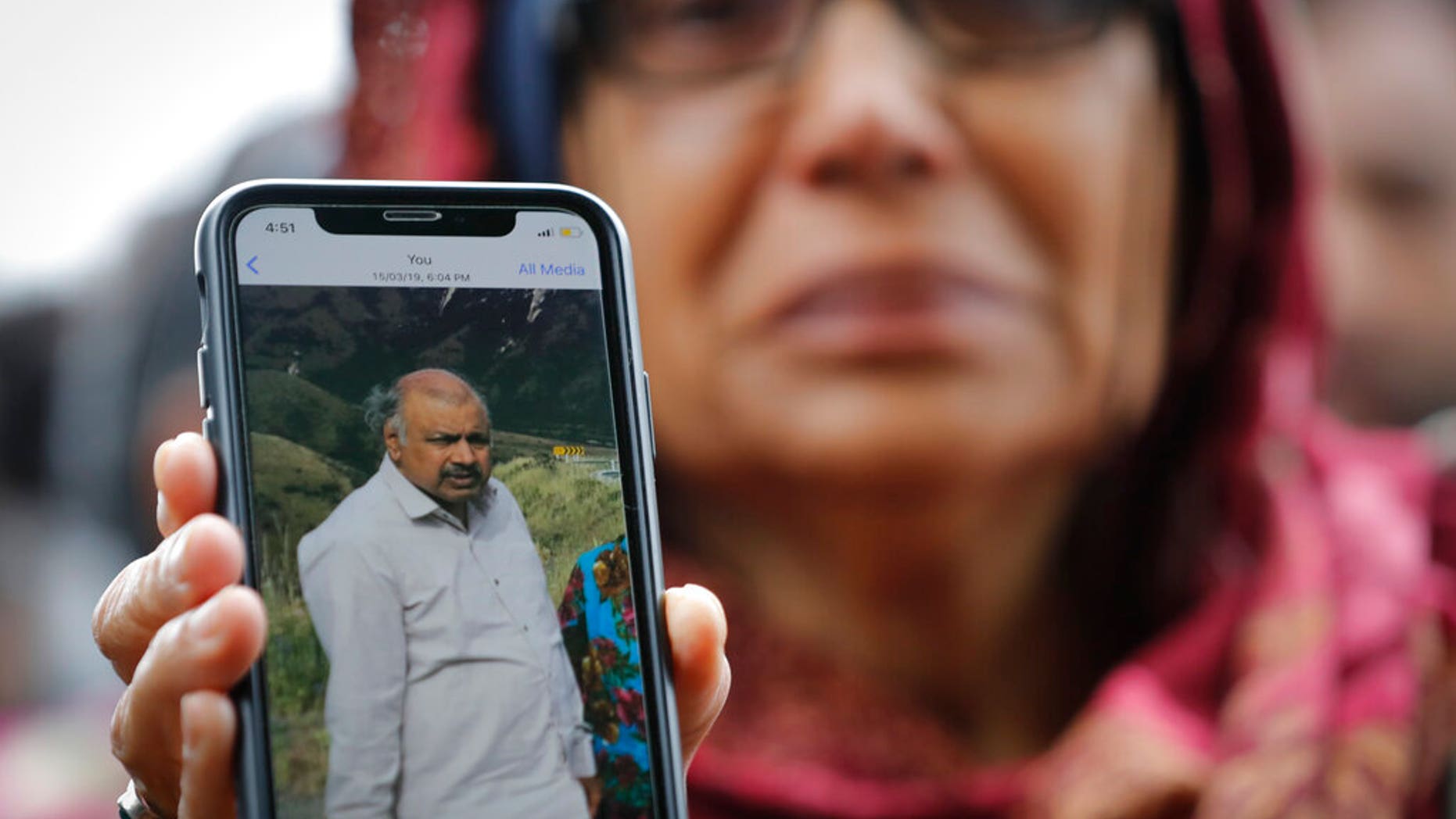 Akhtar Khokhur, 58 ans, montre une photo de son mari disparu, Mehaboobbhai Khokhar, lors dXCHARXune interview devant un centre dXCHARXinformation pour les familles ce week-end à Christchurch, en Nouvelle-Zélande. (AP Photo / Vincent Thian)