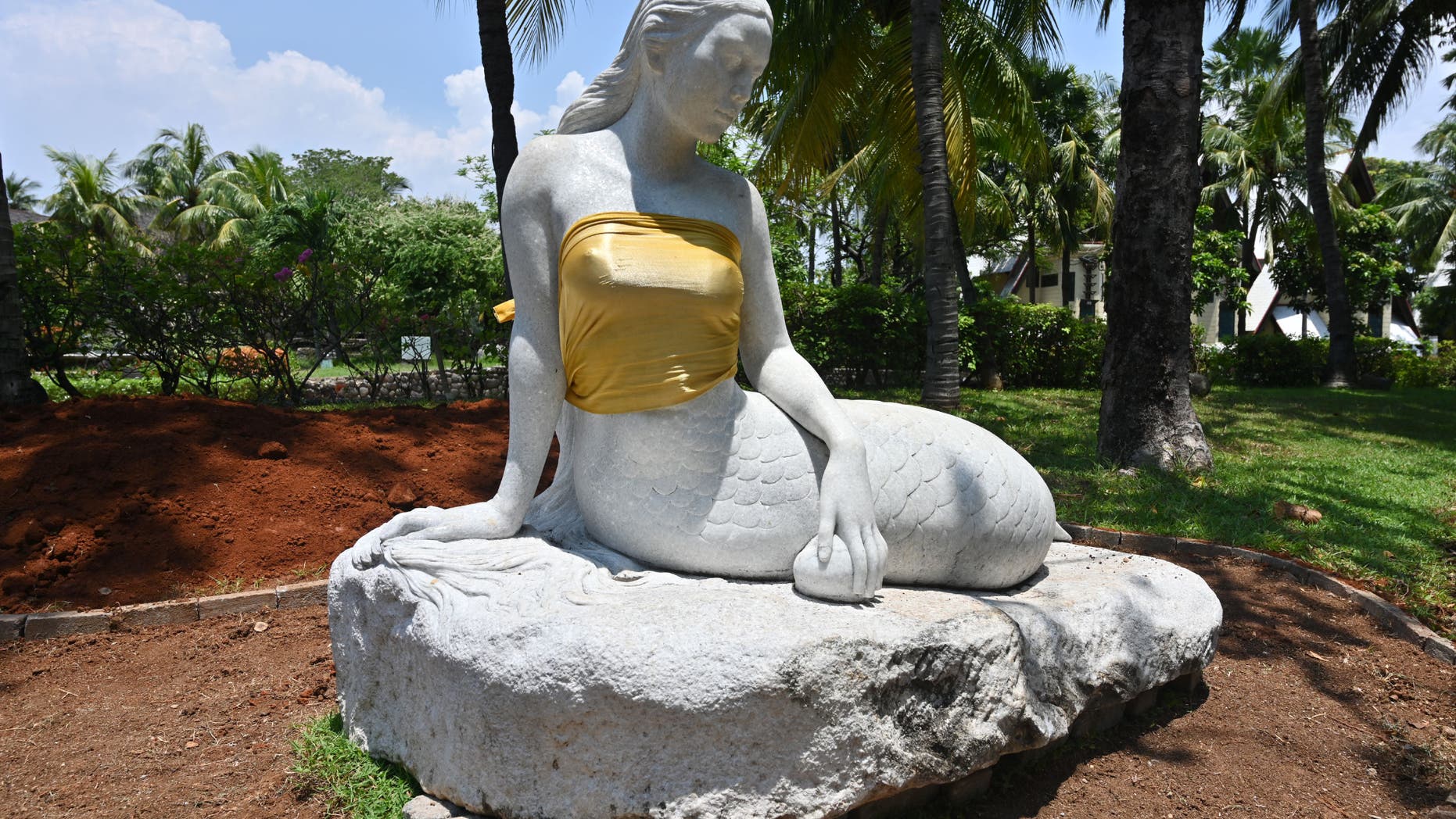 Guests, and even the original sculptor,?are questioning Ancol Dreamland's decision to place bronze wraps around the statues' breasts.