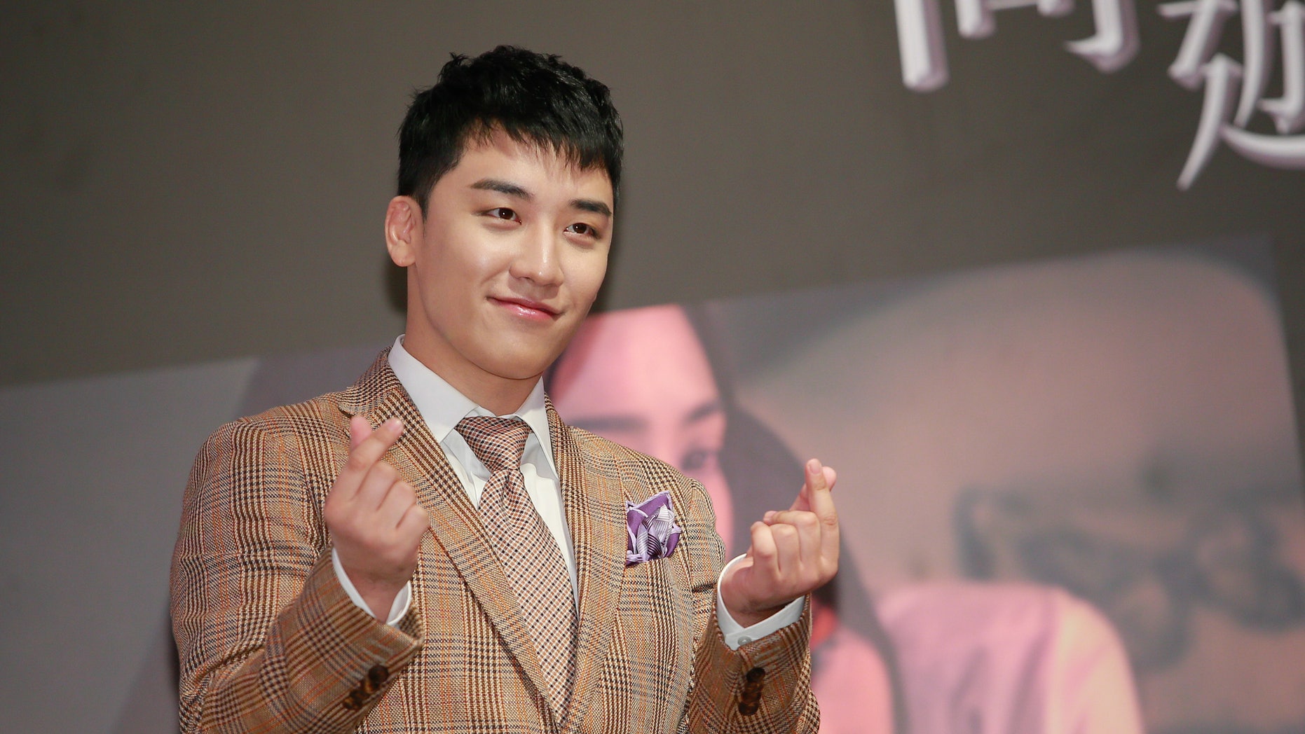 BIGBANG's Seungri offers to retire amid snowballing allegations