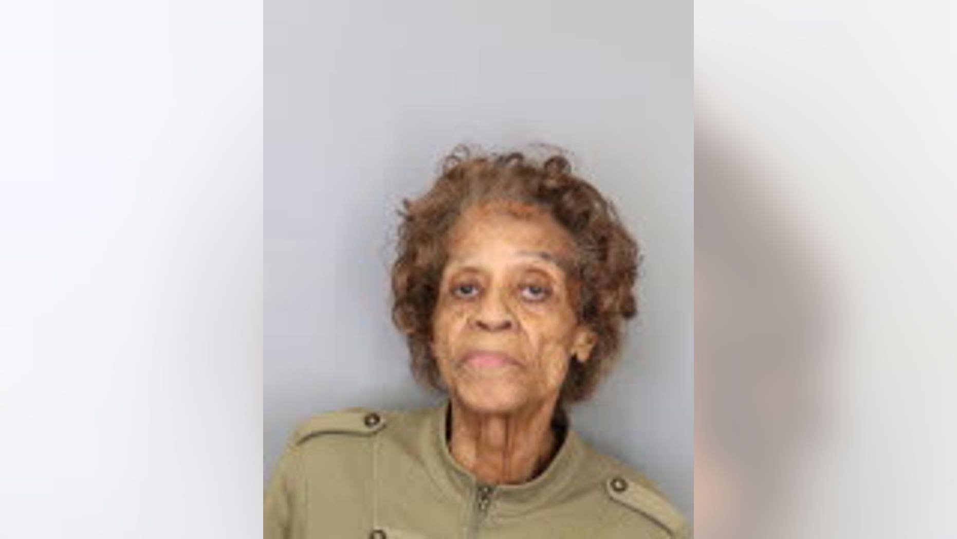 Bessie Bowen, âgée de 90 ans, a été arrêtée pour avoir apparemment pointé une arme à feu et menacé de tuer un voisin dans son jardin.
