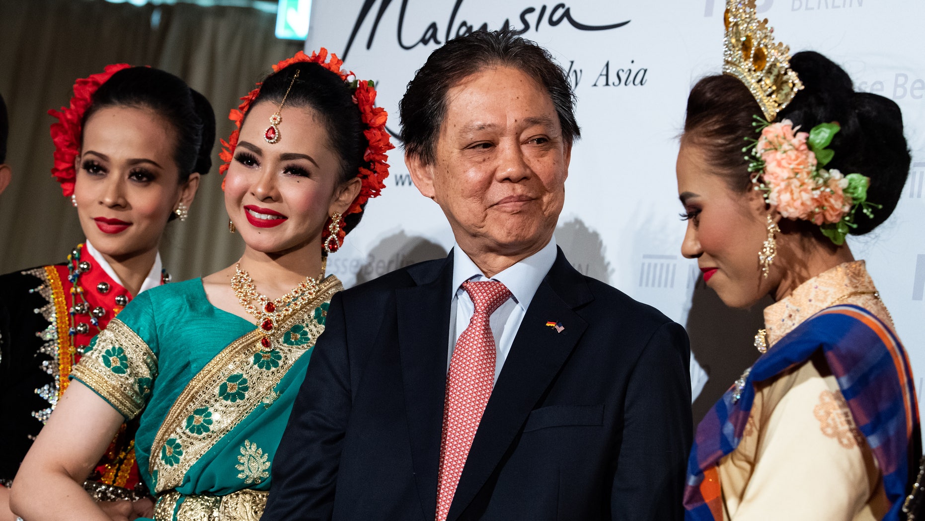 据报道,3月5日在柏林ITB旅游展上看到的旅游部长Mohamaddin Ketapi似乎提出了一个关于访问马来西亚的同性恋和犹太游客安全的问题。