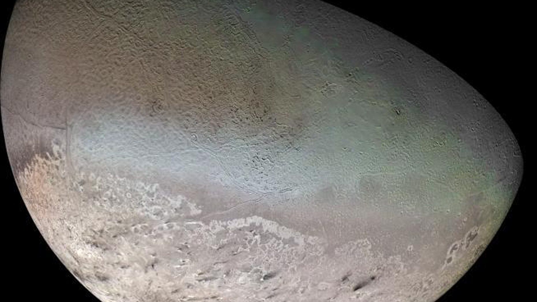 Global color mosaic of Triton, taken in 1989 by Voyager 2 during its flyby of the Neptune system. (Credit: NASA/JPL/USGS)