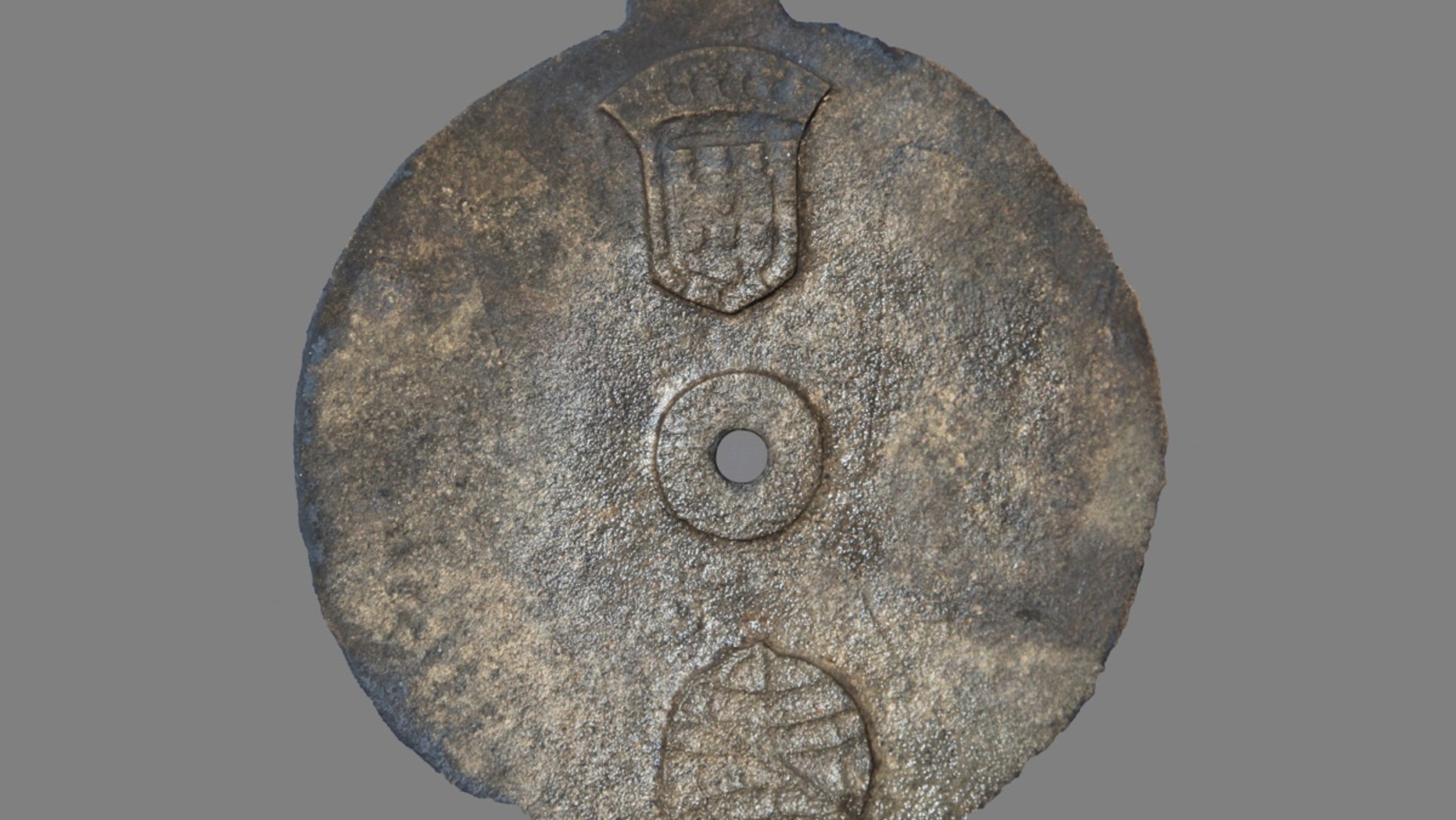 A copper alloy astrolabe found in a shipwreck in Oman dates to between 1496 and 1501, making it the oldest mariner's astrolabe ever discovered.