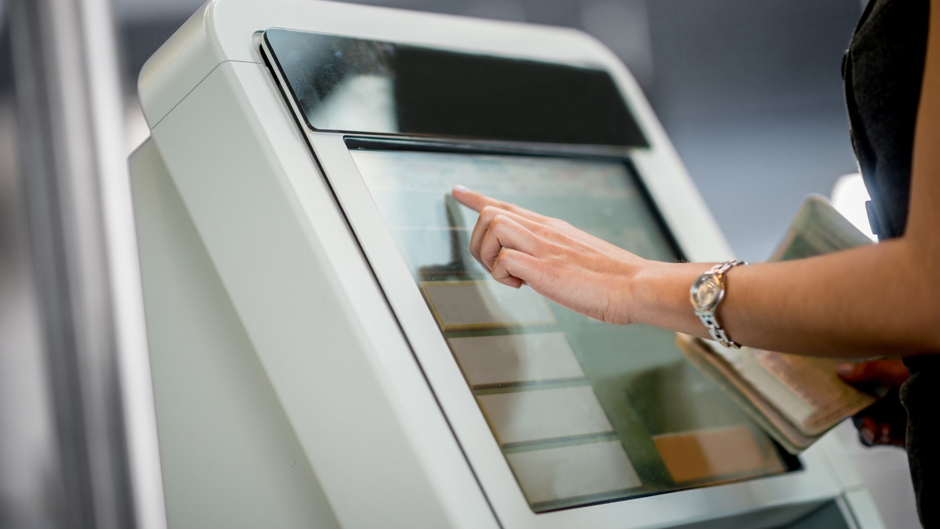 The outages were caused by an outage of the Sabre system, which is used by carriers during check-in and reservation processes.