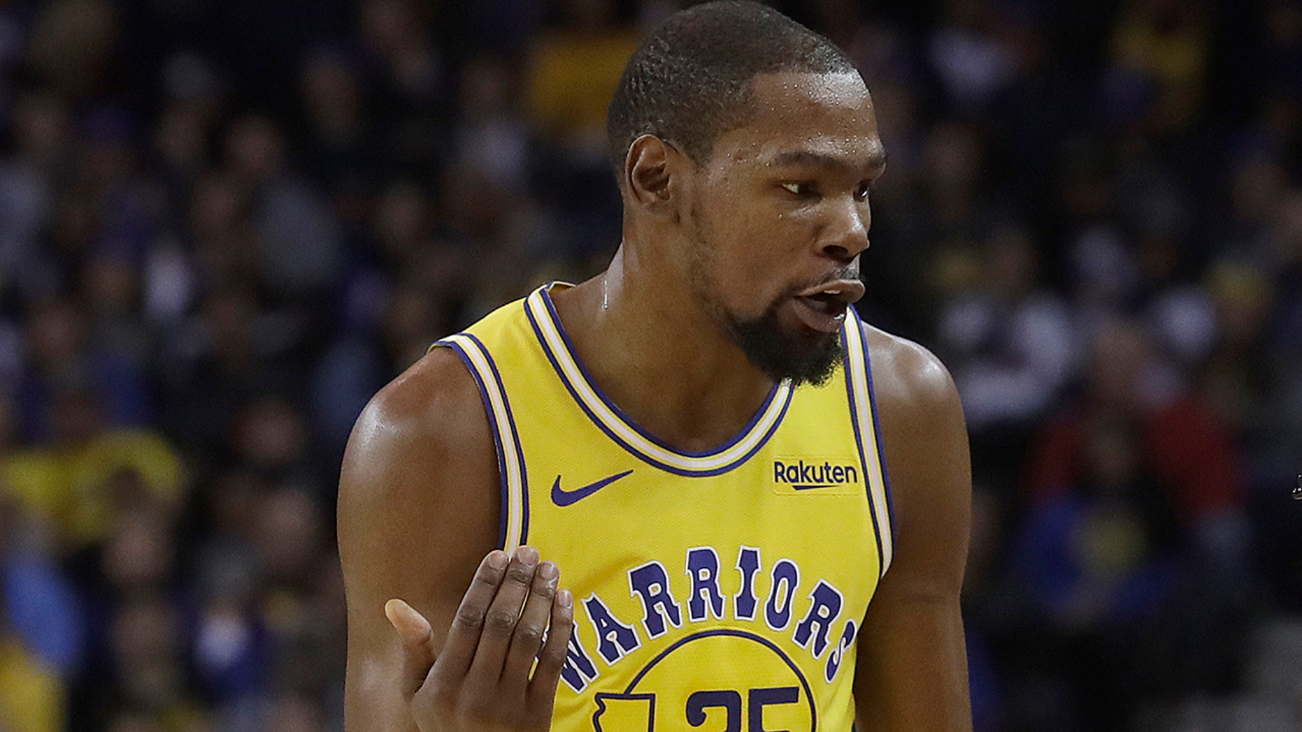 Striker Kevin Durant (35) of the Golden State Warriors meets with referee Brian Forte during the first half of an NBA basketball game between the Warriors and the Phoenix Suns in Oakland , California, Sunday, March 10, 2019. (AP Photo / Jeff Chiu)