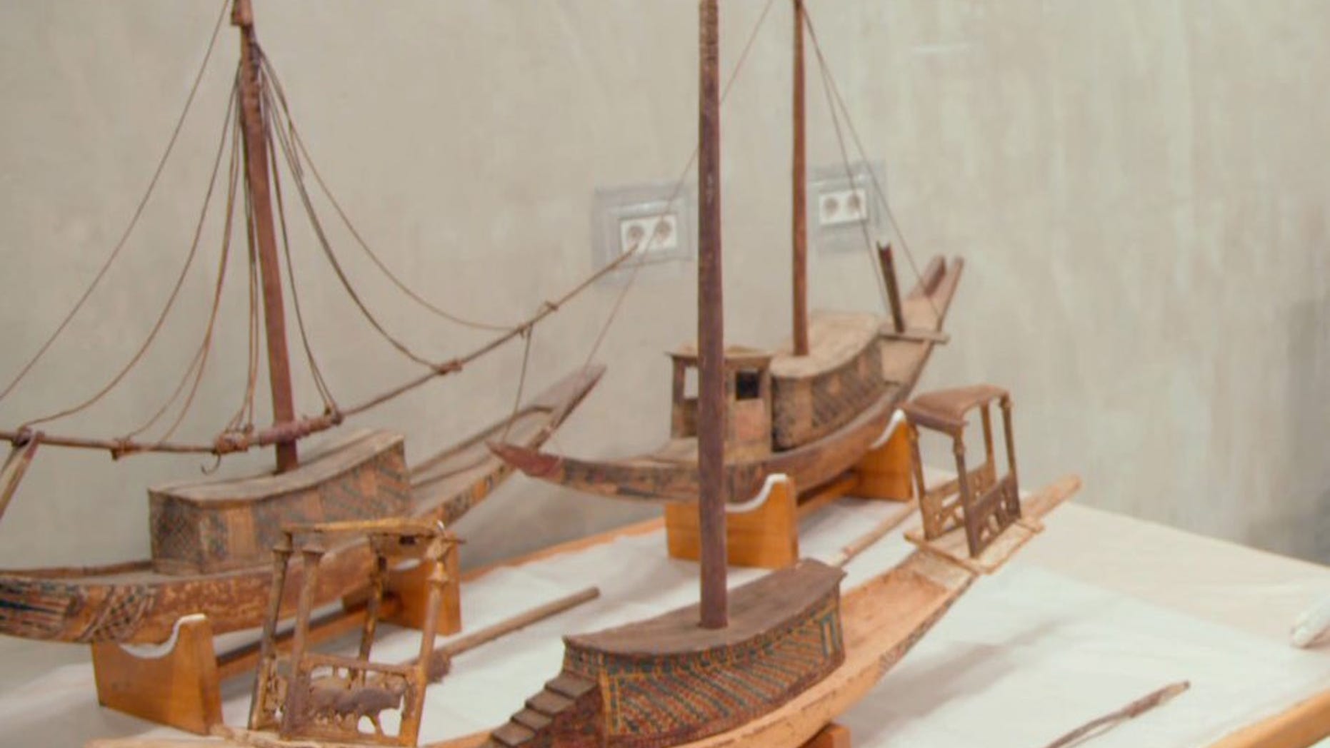 The newly rediscovered mast and boat pieces belonged to the boat in the foreground, meant for King Tut’s afterlife.