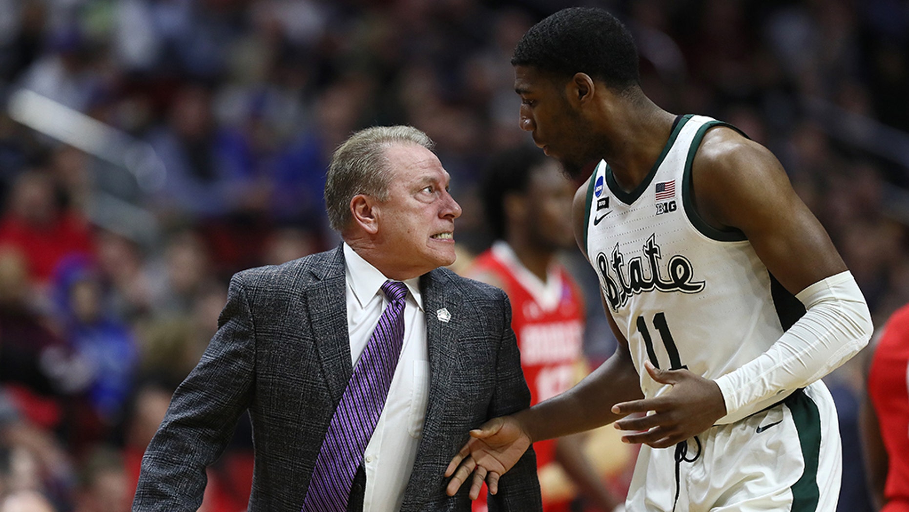MOONS, IOWA - MARCH 21: Michigan State Spartans head coach Tom Izzo glares at Aaron Henry, # 11, after a play played in the first round of the NCAA basketball tournament against the Bradley Braves at the Wells Fargo Arena on March 21, 2019 in Des Moines, Iowa. (Photo of Jamie Squire / Getty Images)