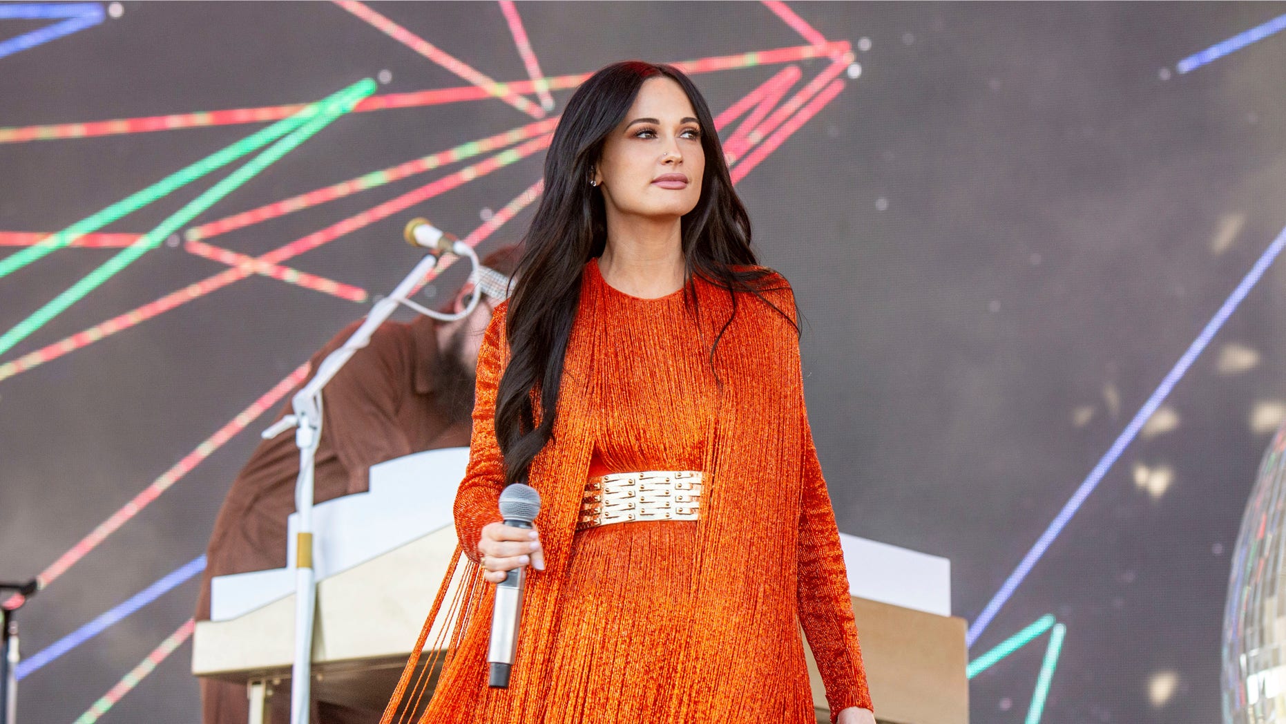 Kacey Musgraves attempted to lead the crowd on a call-and-response "yee-haw" chant.