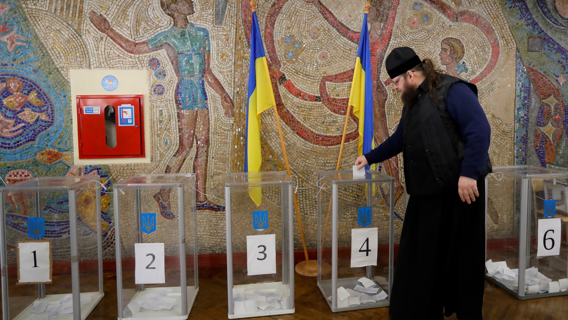 Ukrainians cast ballots Sunday in a presidential runoff which had the incumbent struggling to fend off a strong challenge by a comedian who denounces corruption and plays the role of president in a TV sitcom<br data-cke-eol="1">“></picture></div>
<div class=