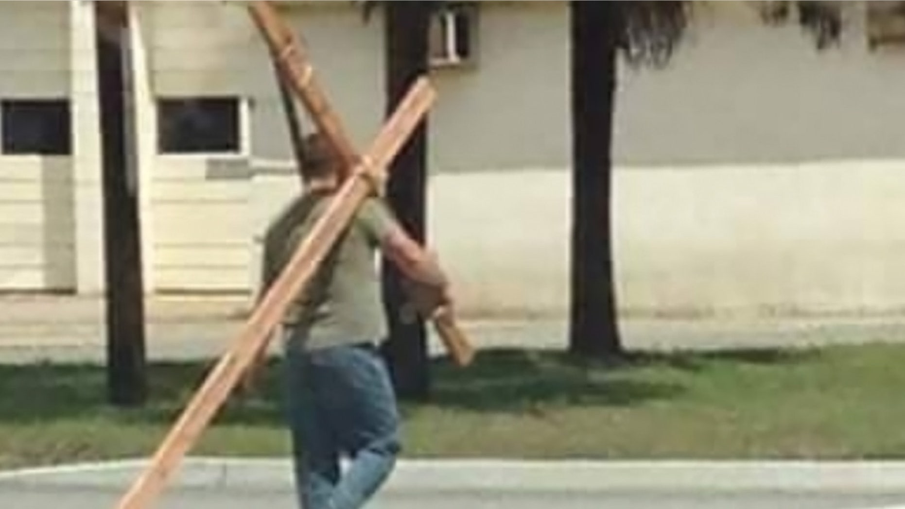 Acie Burleson, 34, is carrying a wooden cross from his home state of South Carolina to the Grand Canyon to spread the "message of Jesus."