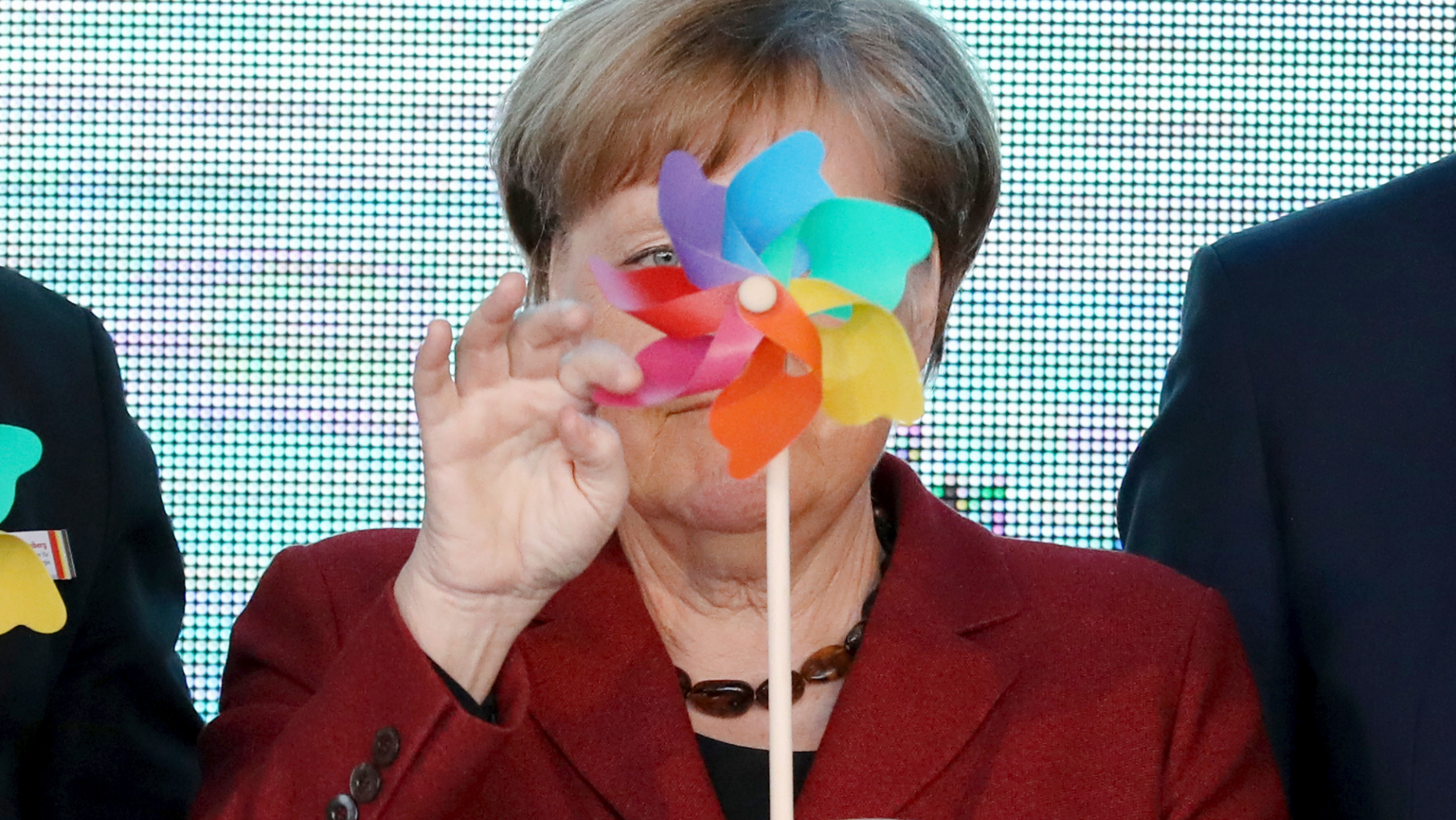 German Chancellor Angela Merkel holds an toy windmill, during an event officially launching an offshore wind park in the Baltic Sea near the island Ruegen, in Sassnitz-Mukran, Germany, Tuesday, April 16, 2019. Foto: Bernd Wuestneck/dpa via AP)