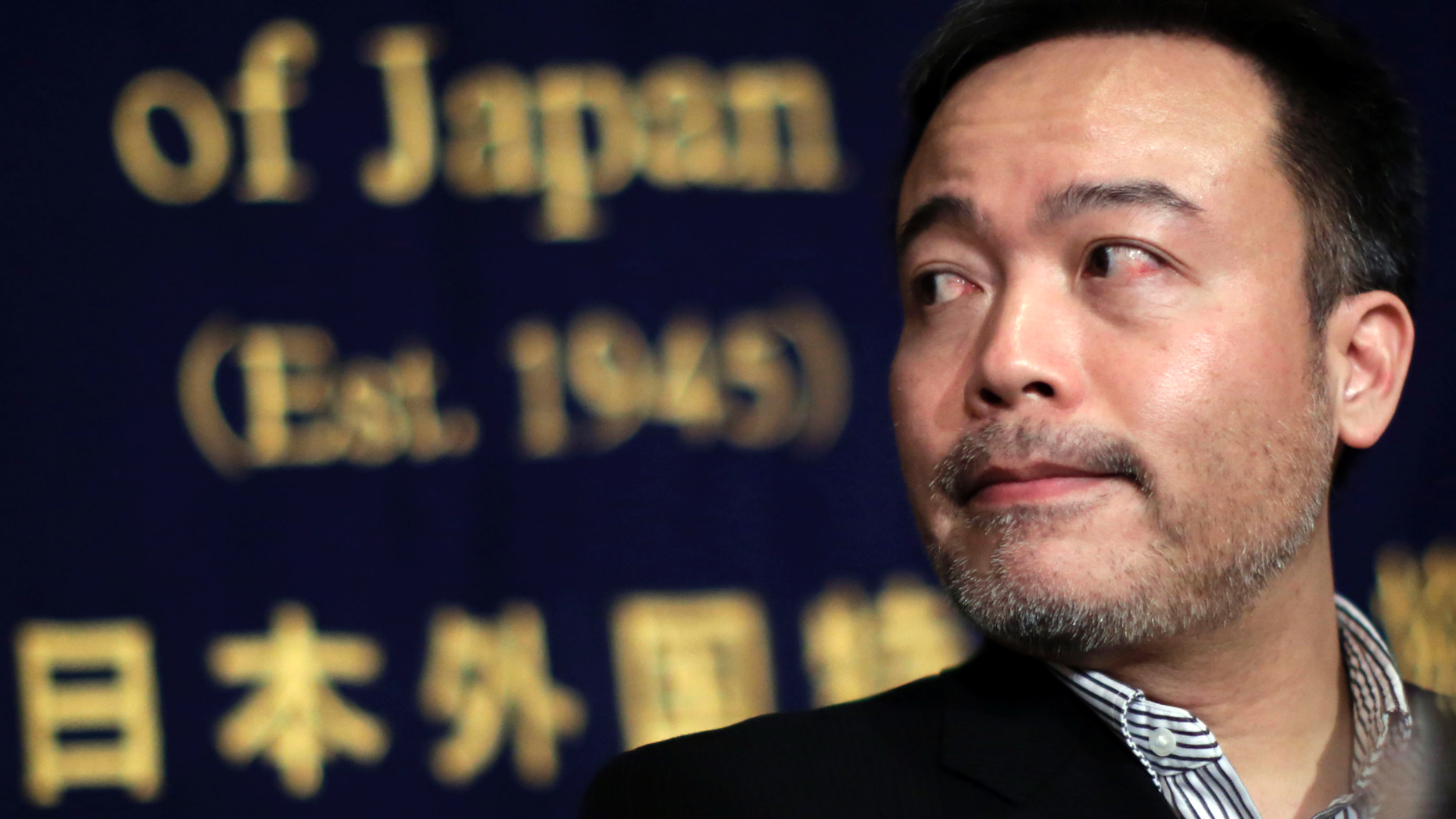 FILE - در این 22 ژانویه 2015، عکس فایل، Kosuke Tsuneoka، یک روزنامه نگار ژاپنی آزاد، قبل از یک کنفرانس خبری در باشگاه خبرنگاران خارجی ژاپن در توکیو نگاه می کند. روزنامه نگار Tuneoka معروف به پوشش مناطق جنگی پس از گذرنامه خود را محکوم کرد و از او خواست تا او را تسلیم کند، ادعا کرد که او را از حق خود برای سفر و دخالت در آزادی مطبوعات محروم کرده است. (AP Photo / یوجین Hoshiko، پرونده)