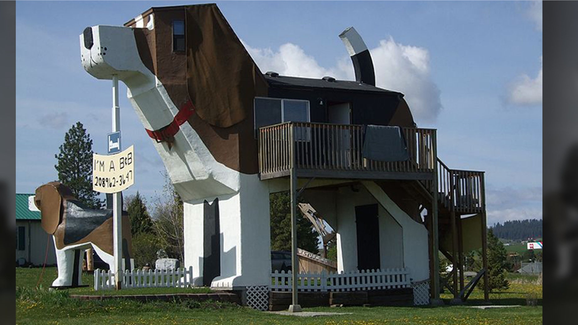 The inn, which has nearly a perfect 5-star rating on its Facebook page, is comprised of two giant dogs – 12-foot tall Toby and the much larger Sweet Willy, though visitors can only sleep in Sweet Willy.