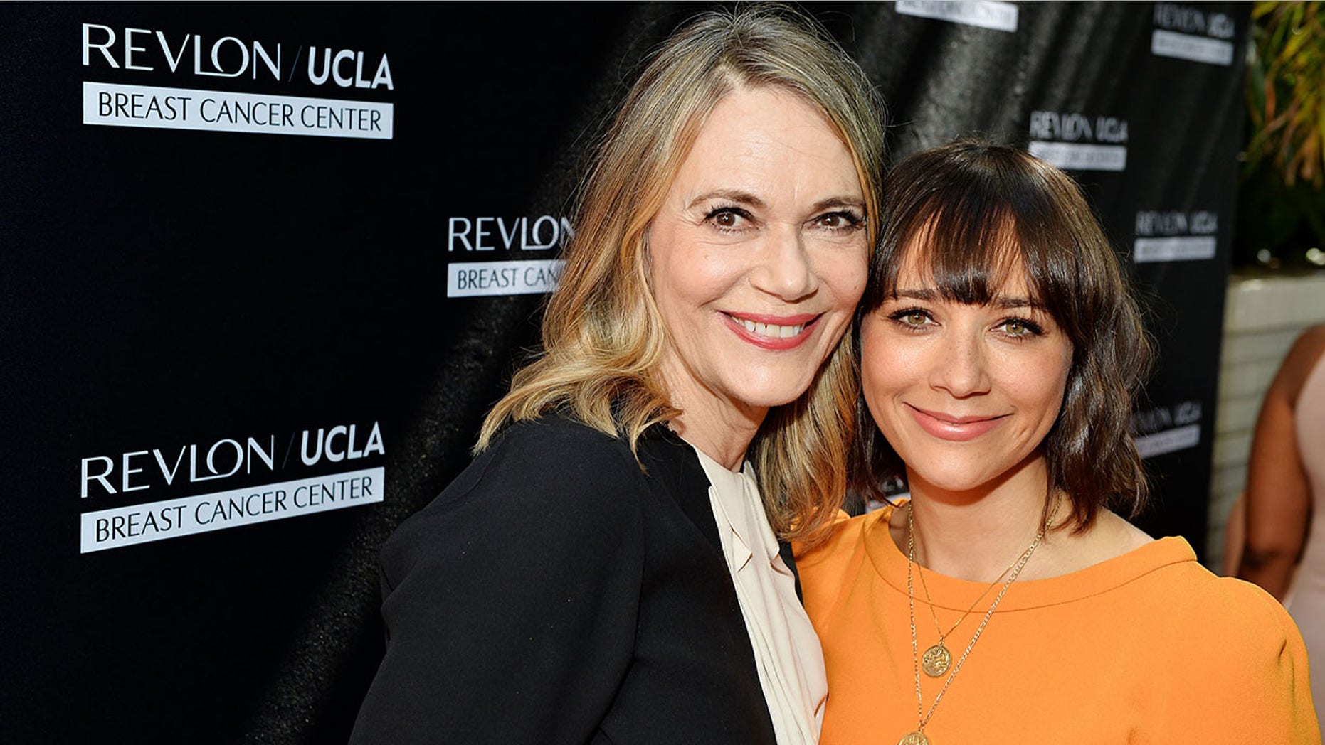 Actress Peggy Lipton, pictured here with daughter Rashida Jones, passed away.