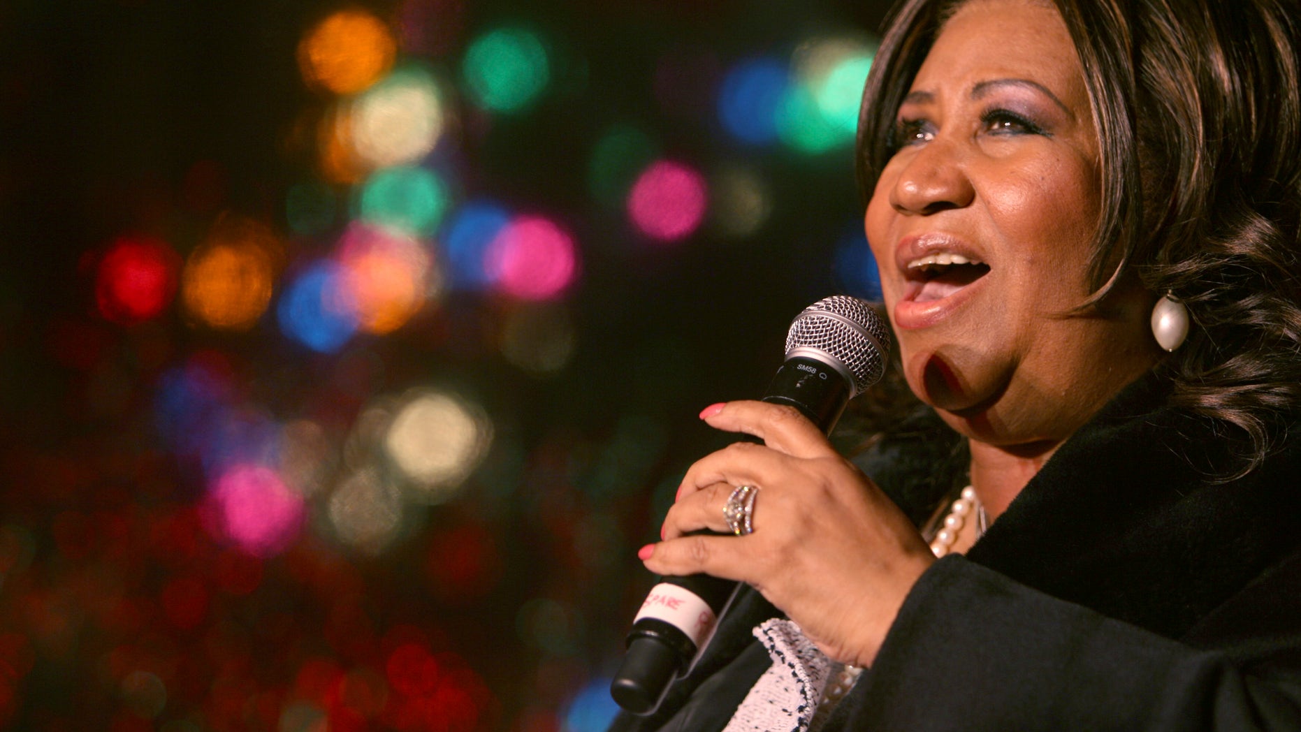 FILE - Trong bức ảnh tập tin ngày 4 tháng 12 năm 2008 này, Aretha Franklin biểu diễn trong lễ thắp sáng cây thông Noel hàng năm lần thứ 85 tại Sở giao dịch chứng khoán New York ở New York.