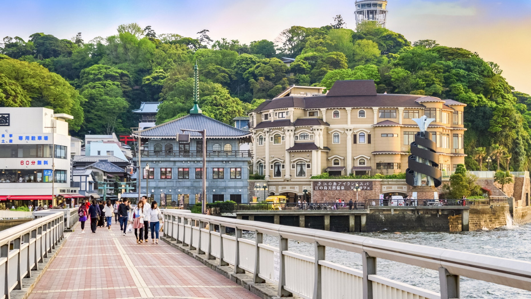 Kamakura, Japan, a seaside city in Kanagawa Prefecture known for surfing, Shinto shrines, Buddhist temples, and the Great Buddha of Kamakura is now requesting tourists and residents to refrain from eating while walking around the city.