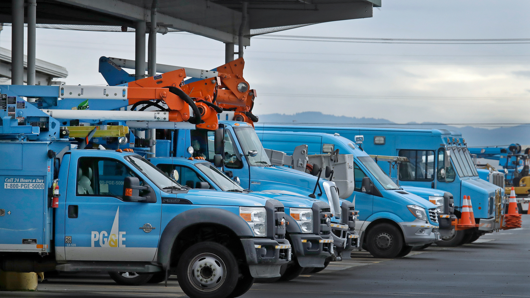 DOSSIER - In this January 14, 2019, photo of the record, Pacific Gas & amp; Electric vehicles are parked at the PG & E Oakland Service Center in Oakland, California. The first fire hazard warning presented this year in Northern California puts Pacific Gas & amp; Electric on alert. The electricity company has announced that as of Saturday, June 8, 2019, thousands of customers in areas north of San Francisco and the foothills of the Sierra could shut down the power to reduce the risks of electricity. ;fire. (AP Photo / Ben Margot, File)