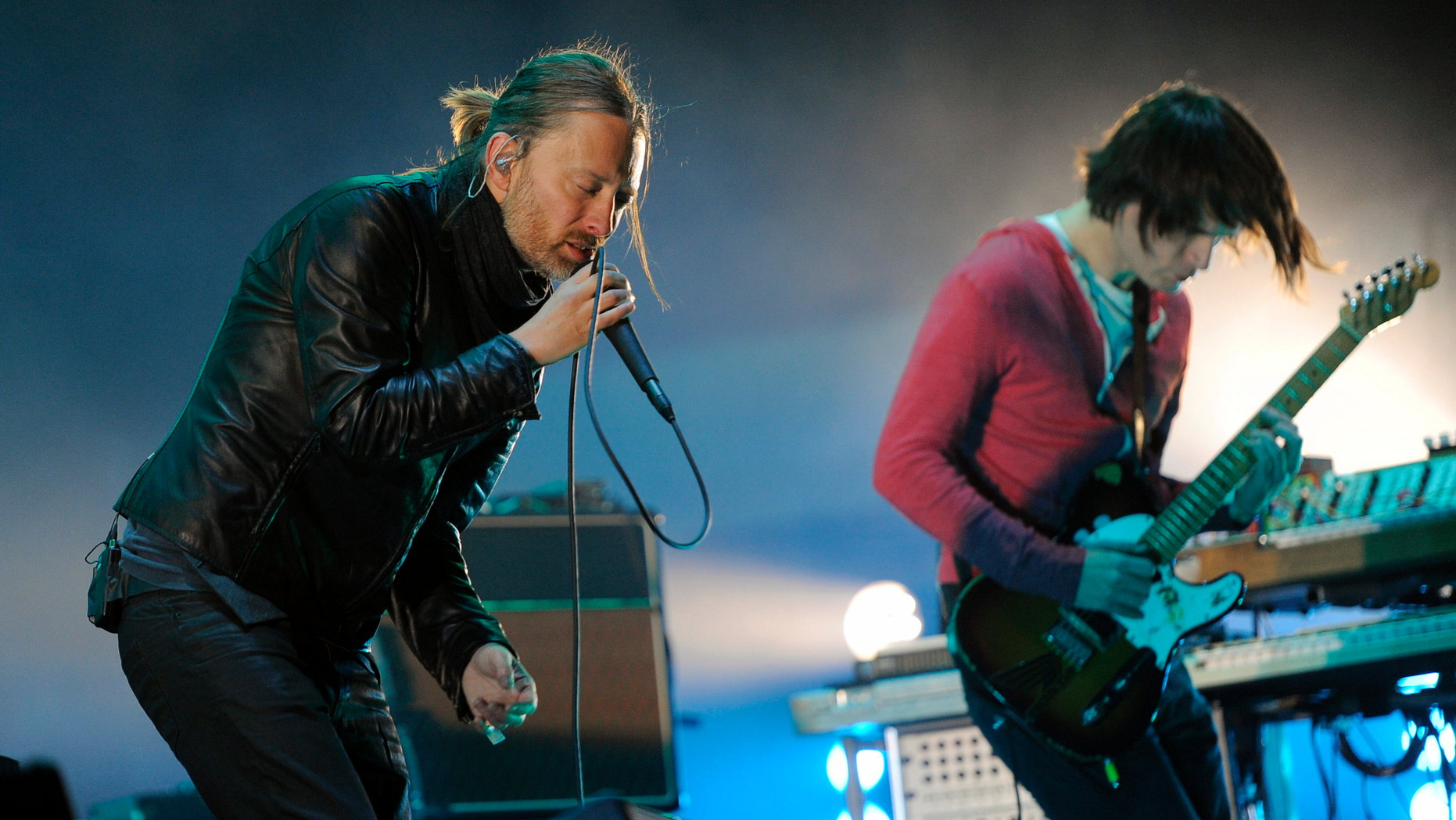 FILE - در این عکس 14 فوریه 2012، عکس تام یورک، سمت چپ و جانی گرینوود از Radiohead، در طول جشنواره گروه موسیقی و هنری در Coachella Valley در Indio در کالیفرنیا در سال 2012 اجرا می شود. Radiohead می گوید از موسیقی غیر آزاد به سرقت رفته و مورد استفاده قرار می گیرد، اما به جای پرداخت، گروه اعلام کرد سه شنبه 11 ژوئن 2019، آن را با کمک گروهی از فعالان محیط زیست، آزادیخواهان، منتشر خواهد کرد. (AP Photo / Chris Pizzello، File)