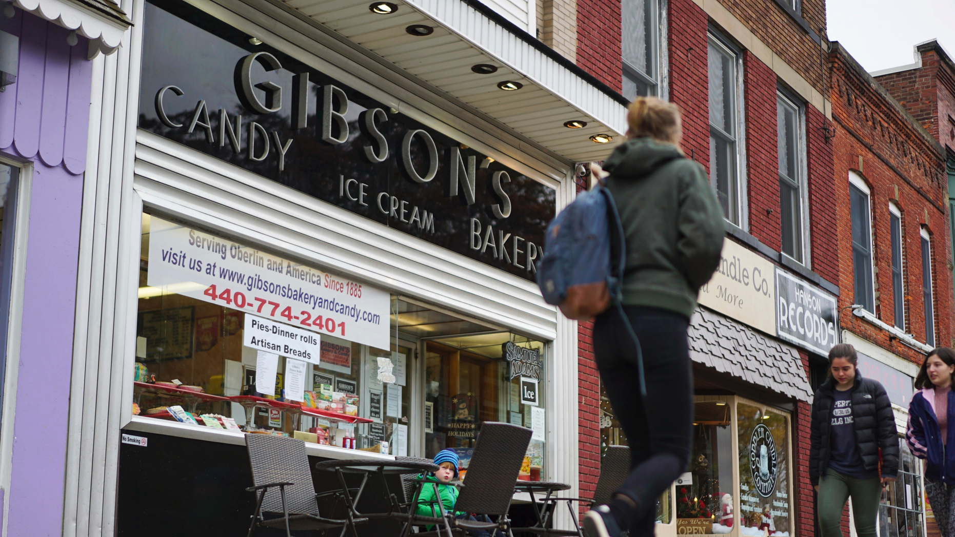 DOSSIER - In this photo of November 22, 2017, pedestrians pass by the window of the Gibson & Bakery in Oberlin, Ohio. On Thursday, June 13, 2019, a jury awarded $ 33 million in punitive damages to the bakery owners as part of its lawsuit against Oberlin College. The same jury awarded David Gibson and his son Allyn $ 11 million in compensatory damages last week. The owners of the market claimed that the student demonstrations had ruined their business. (AP Photo / Dake Kang, File)