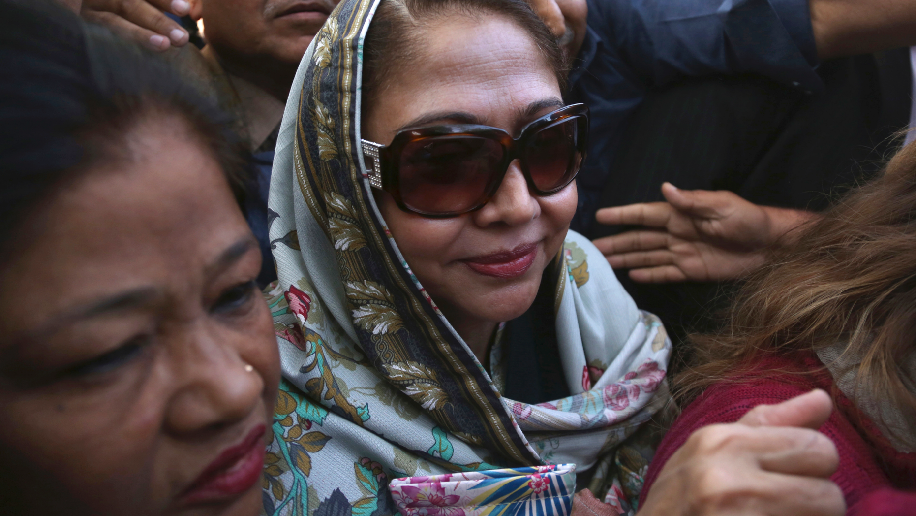 文件 - 在2019年1月7日的档案照片中，前巴基斯坦总统阿西夫·阿里·扎尔达里的姐妹Faryal Talpur抵达巴基斯坦卡拉奇的法庭。 在法院驳回保释金后，Talpur被巴基斯坦的反贪机构逮捕，涉嫌数百万美元的洗钱案。 塔尔普尔也是一名政治家，于6月13日星期四在伊斯兰堡被国家问责局拘禁。 在法院驳回扎尔达里和塔尔普尔的保释请求后，最近的事态发展得到了几天的反对，该反对派指责总理伊姆兰汗伤害了他的对手。 （美联社照片/ Shakil Adil）