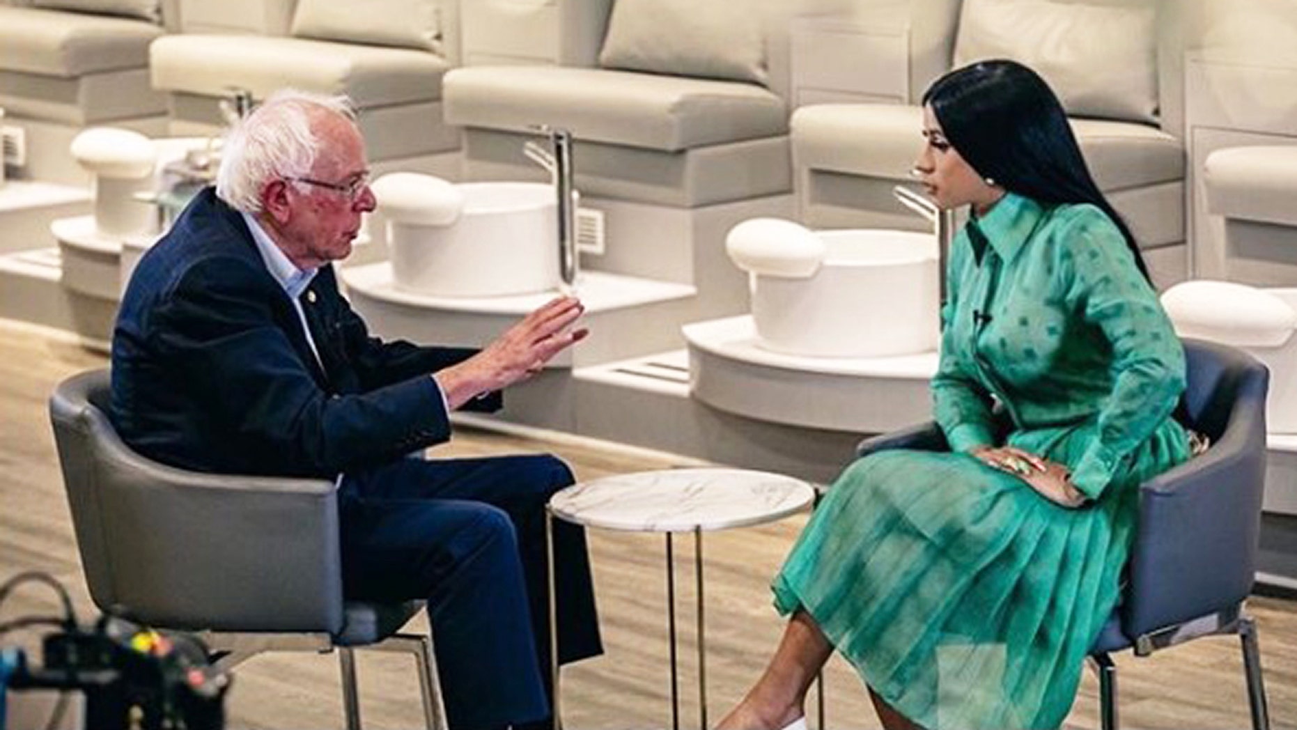 Thượng nghị sĩ Hoa Kỳ Bernie Sanders ngồi xuống cùng Cardi B trong cuộc thảo luận về chính trị. (Ảnh: Instagram / @ iamcardib)
