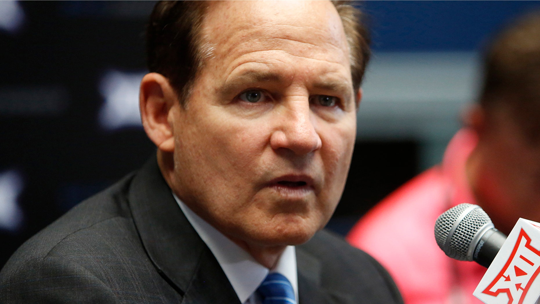 Huấn luyện viên của Kansas, Les Miles, nói chuyện với giới truyền thông vào ngày đầu tiên của Big 12 NCAA vào ngày thứ Hai, ngày 15 tháng 7 năm 2019, tại sân vận động AT & amp; T ở Arlington, Texas. (Ảnh AP / David Kent)