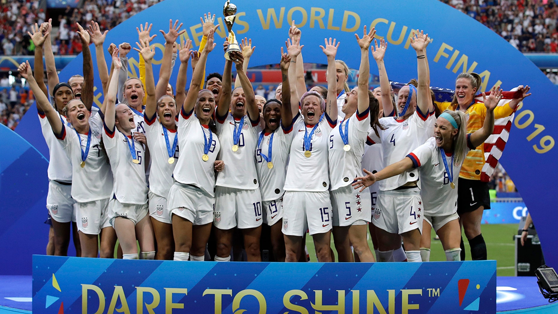 Đội tuyển Hoa Kỳ ăn mừng với chiếc cúp sau khi giành chiến thắng trong trận đấu bóng đá chung kết World Cup giữa Mỹ và Hà Lan tại Stade de Lyon ở Decines, ngoại ô Lyon, Pháp. (Ảnh AP / Alessandra Tarantino, tập tin)