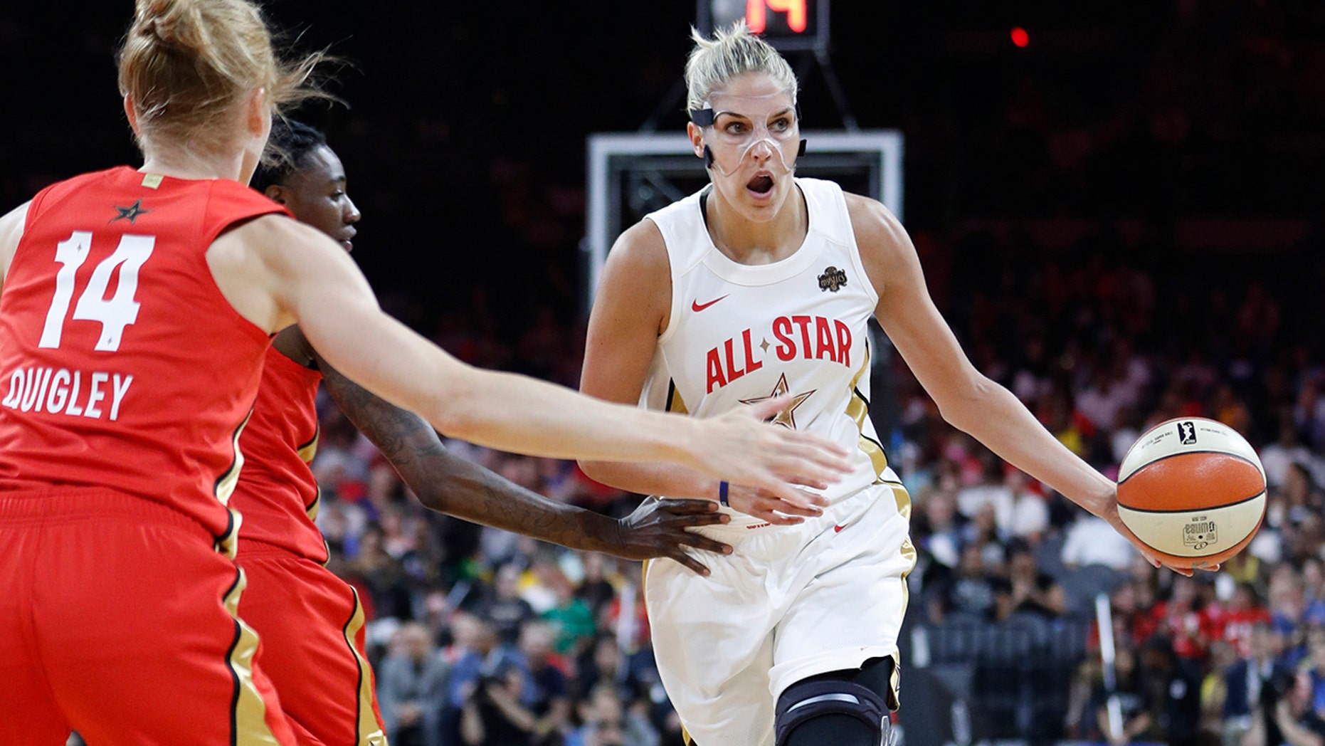 Elena Delle Donne của Washington Mystics, phải, của Đội Delle Donne, đi vòng quanh Đội Wilson trong nửa đầu của trận đấu bóng rổ All-Star WNBA Thứ Bảy, ngày 27 tháng 7 năm 2019, tại Las Vegas. (Ảnh AP / John Locher)