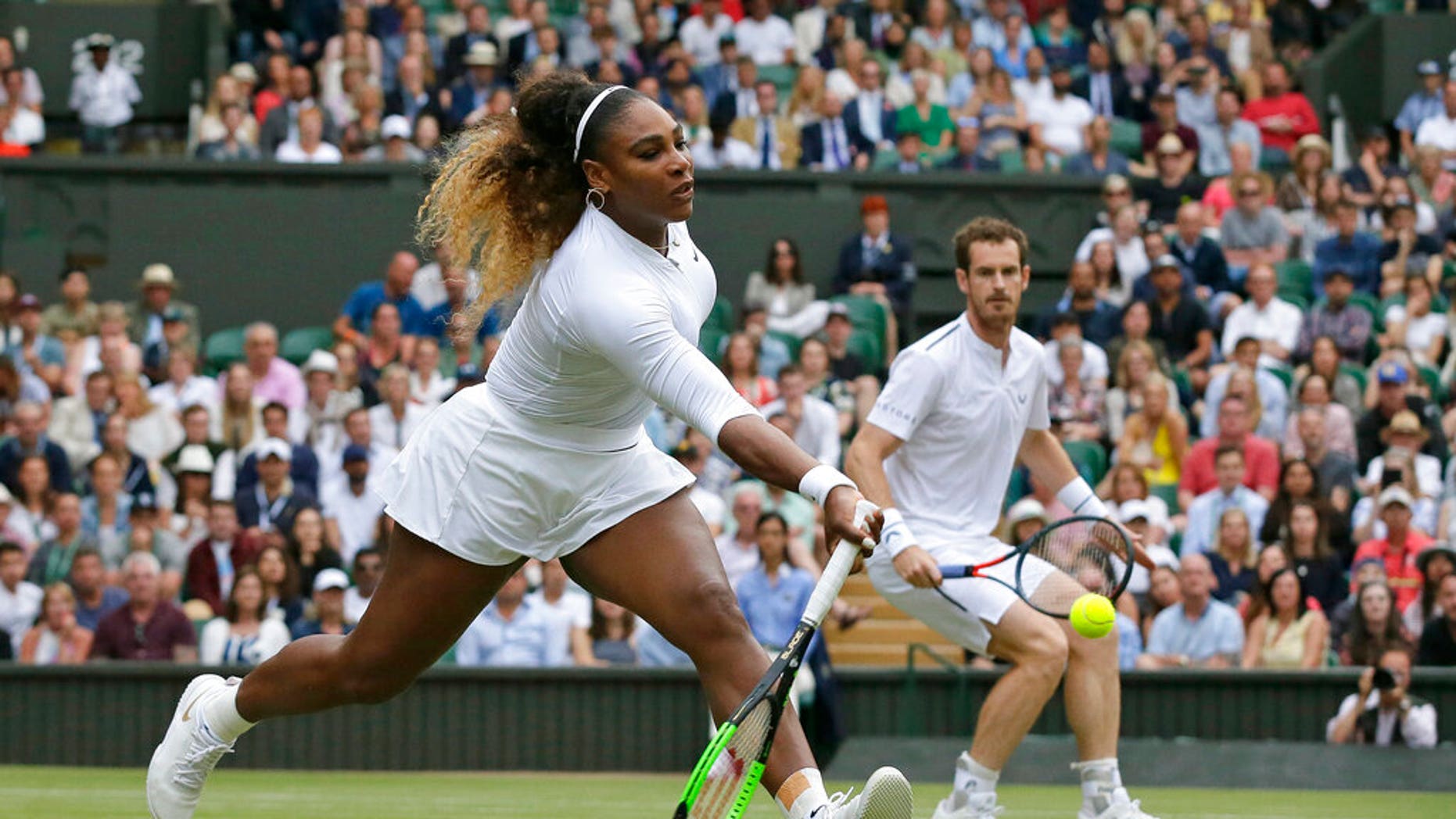 Tingkat awan Strong Wimbledon showing for Serena Williams wins in