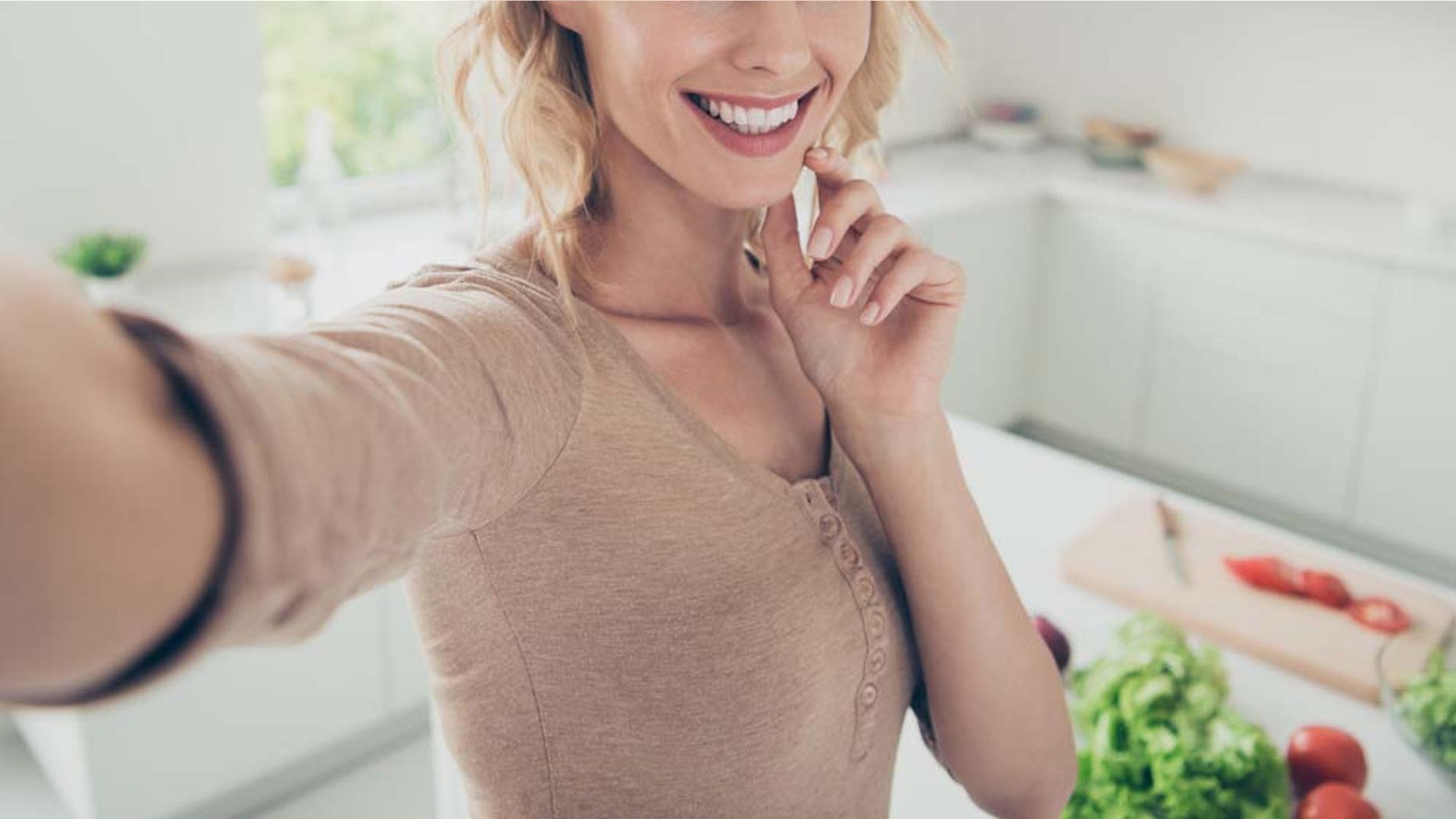 Say hello to the "Chin Shelf" - the latest trend that'll help you nail the perfect "sultry" selfie - and it couldn't be easier.