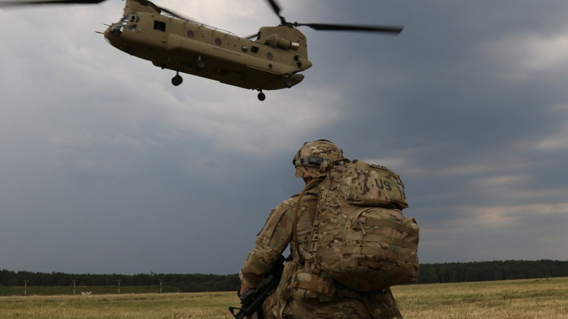 Capt. Gary Gorrel associated with 143 Airborne infantry Regiment from Texas, waits for his chinook to come, the implementation of an air insertion exercise. June, 10 in 2018, with members of the Israeli defense forces, the Italian armed forces and the Polish army for the exercise quick response. Exercise Rapid response 18 was a U.S. army Europe-led multinational exercise in Latvia, Lithuania and Poland - file-photo.