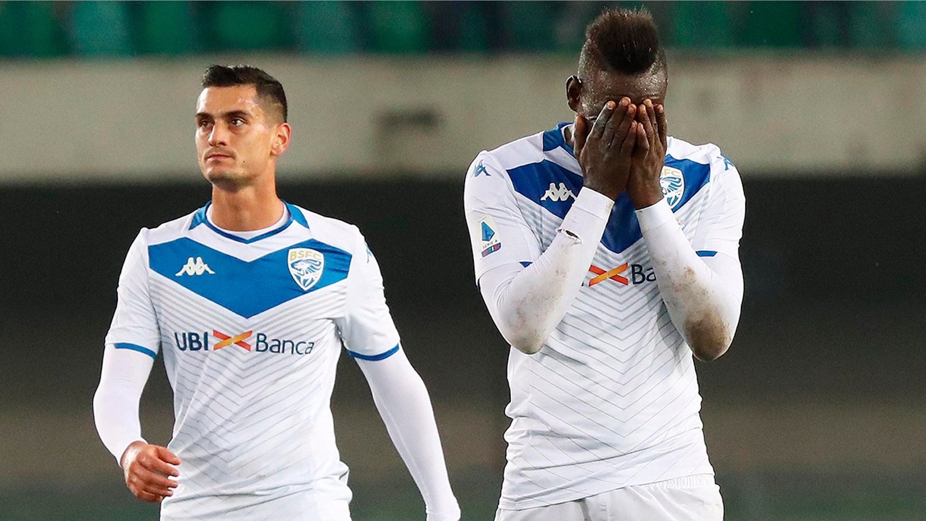 Mario Balotelli của Brescia, phải, phản ứng vào cuối trận bóng đá Serie A của Ý giữa Verona và Brescia tại sân vận động Bentegodi ở Verona, Ý, Chủ nhật, ngày 3 tháng 11 năm 2019. Người phân biệt chủng tộc của đội tuyển xứ Wales đã phẫn nộ trước kẻ đánh bom người Ý cũng ghi bàn một mục tiêu. (Simone Venezia / ANSA qua AP)