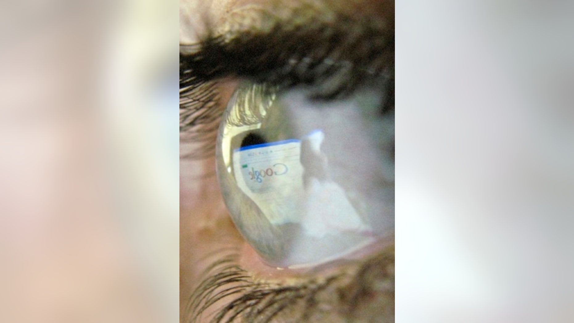 A Google search page is reflected in the eye of a computer user in Leicester, Inghilterra centrale, luglio 20, 2007.