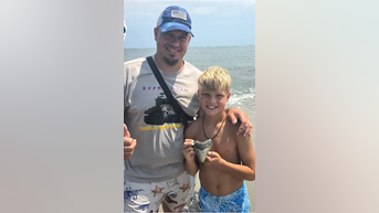 Un niño encuentra un diente de megalodón en la PLAYA - Fox News