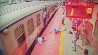 Un valiente guardia salva a un pasajero que estaba siendo arrastrado junto a un tren en marcha tras una caída aterradora - Fox News