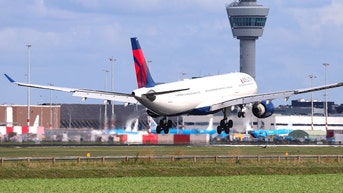 Una aterradora crisis en pleno vuelo obliga a un avión repleto a aterrizar y varios pasajeros acaban en el hospital - Fox News